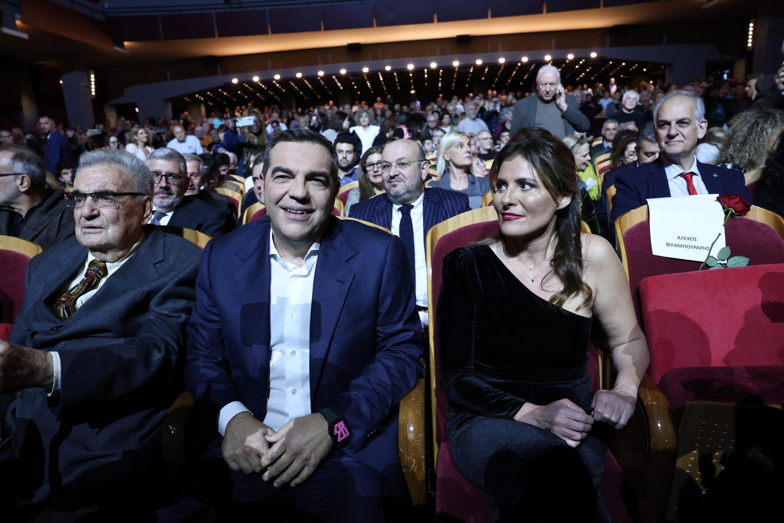 Αλέξης Τσίπρας: Η άφιξη με την Μπέττυ Μπαζιάνα στο Παλλάς για την παρουσίαση του βιβλίου του – ΕΙΚΟΝΕΣ 16 Ιθάκη, Τσίπρας, Παρουσίαση,