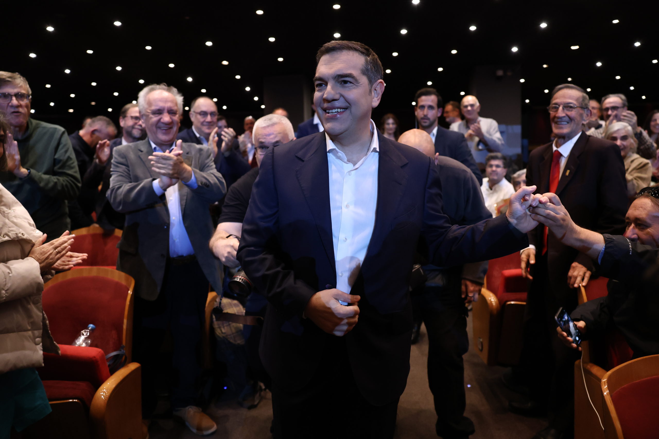 Αλέξης Τσίπρας: Η άφιξη με την Μπέττυ Μπαζιάνα στο Παλλάς για την παρουσίαση του βιβλίου του – ΕΙΚΟΝΕΣ 13 Ιθάκη, Τσίπρας, Παρουσίαση,