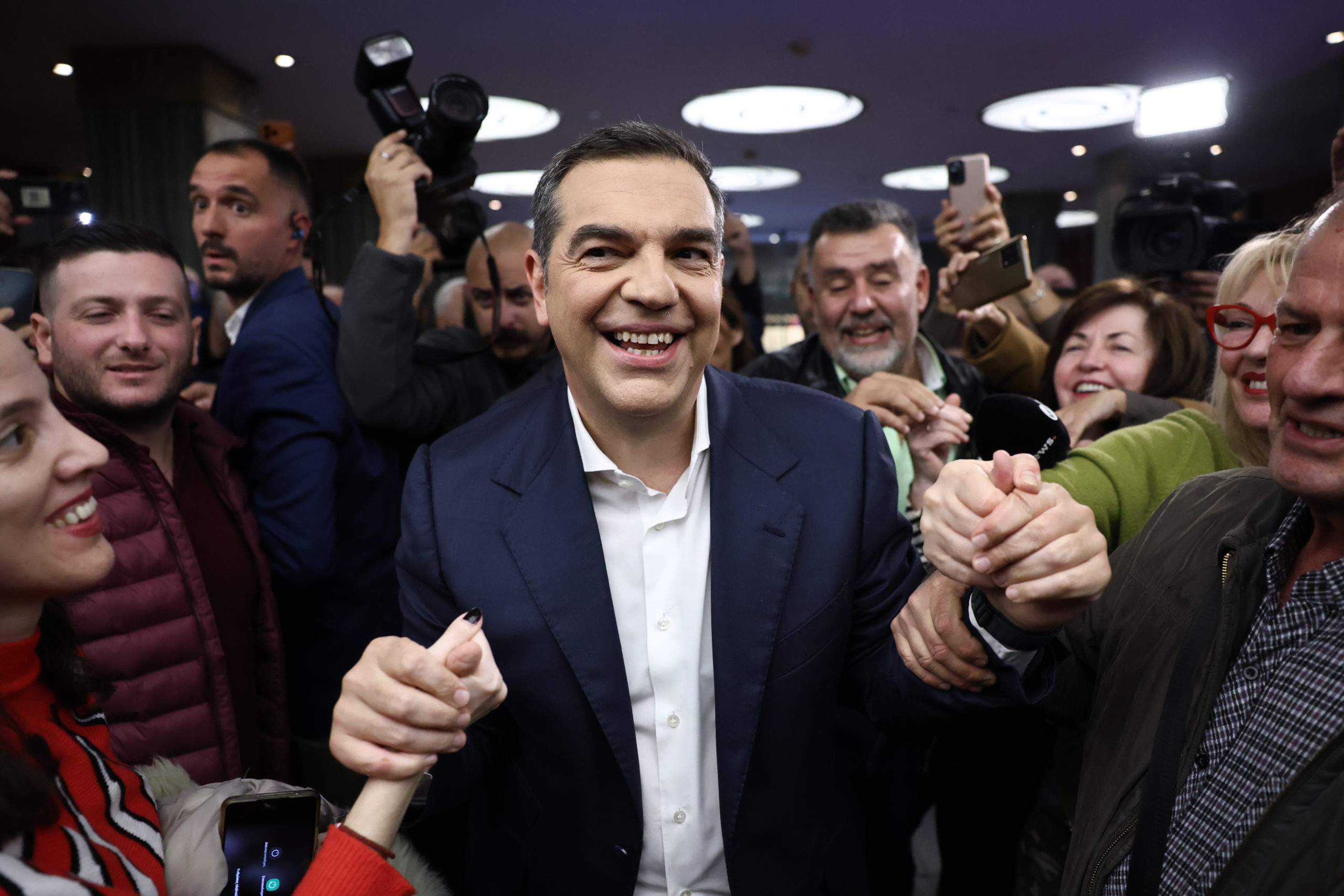 Αλέξης Τσίπρας: Η άφιξη με την Μπέττυ Μπαζιάνα στο Παλλάς για την παρουσίαση του βιβλίου του – ΕΙΚΟΝΕΣ 12 Ιθάκη, Τσίπρας, Παρουσίαση,