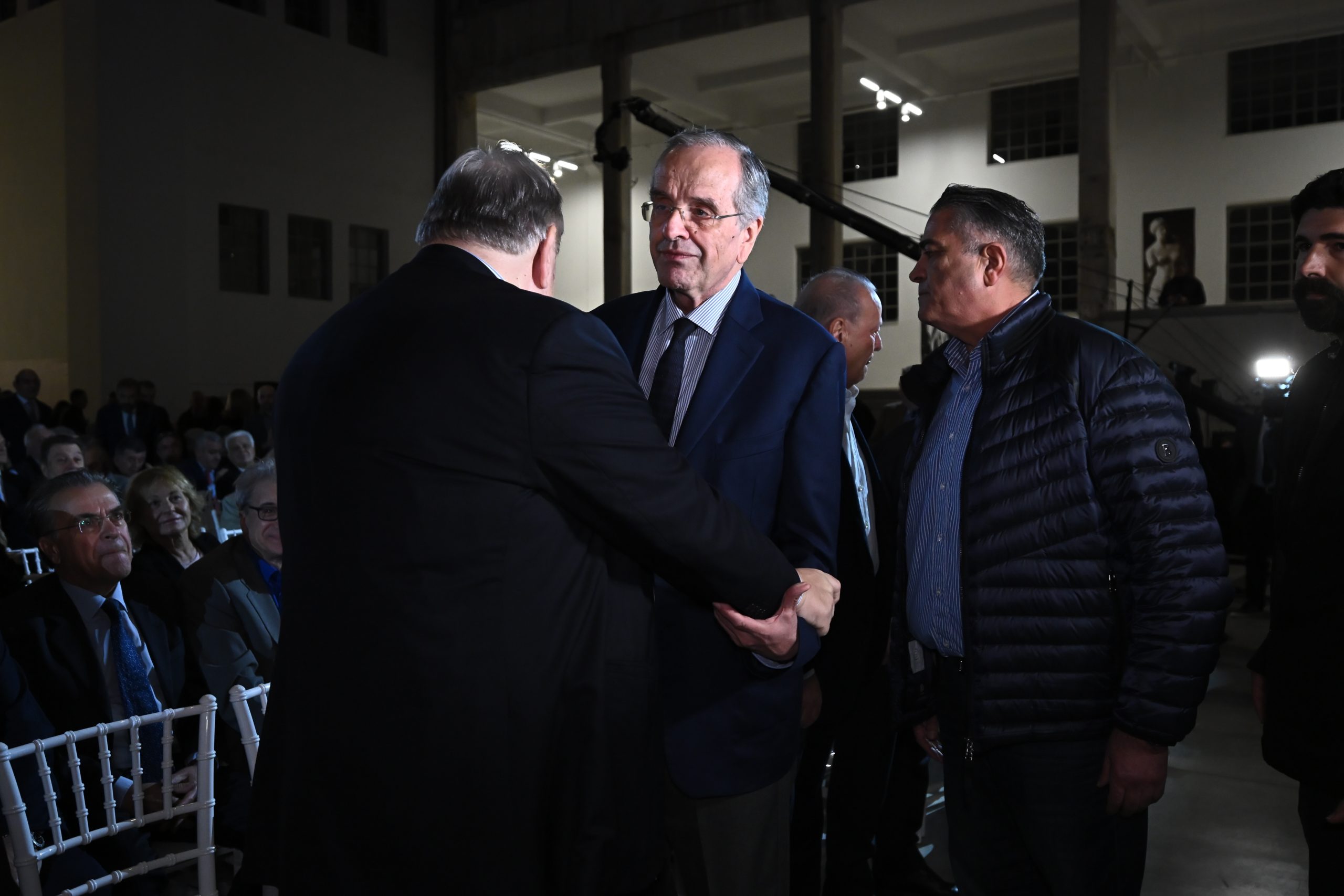 Αντώνης Σαμαράς: «Αυτοί που βρίσκονται στα μπλόκα δεν έχουν κερδίσει το Τζόκερ» – Ο θερμός εναγκαλισμός με τον Κώστα Καραμανλή 8 Κώστας Καραμανλής, Αντώνης Σαμαράς