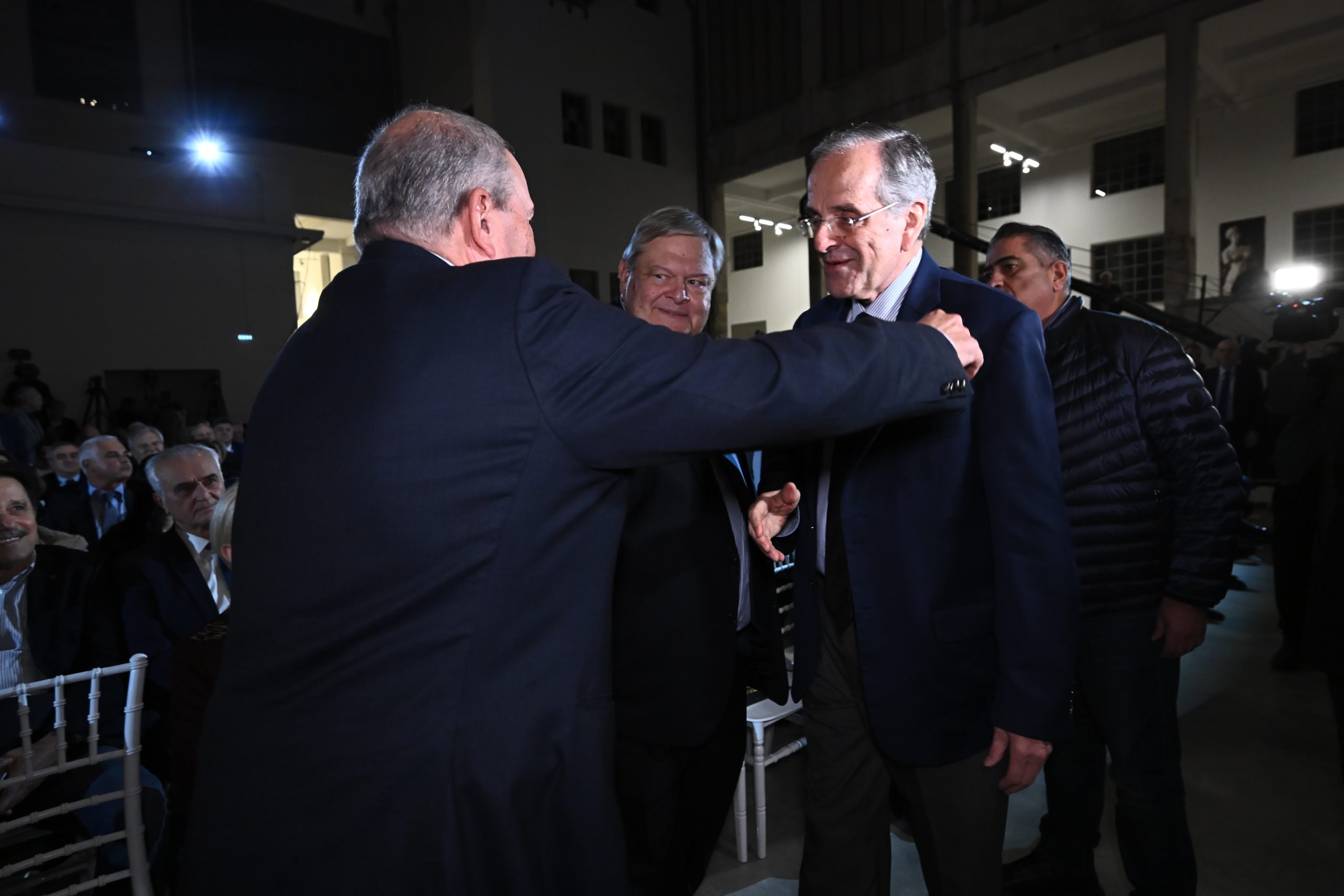 Αντώνης Σαμαράς: «Αυτοί που βρίσκονται στα μπλόκα δεν έχουν κερδίσει το Τζόκερ» – Ο θερμός εναγκαλισμός με τον Κώστα Καραμανλή 6 Κώστας Καραμανλής, Αντώνης Σαμαράς