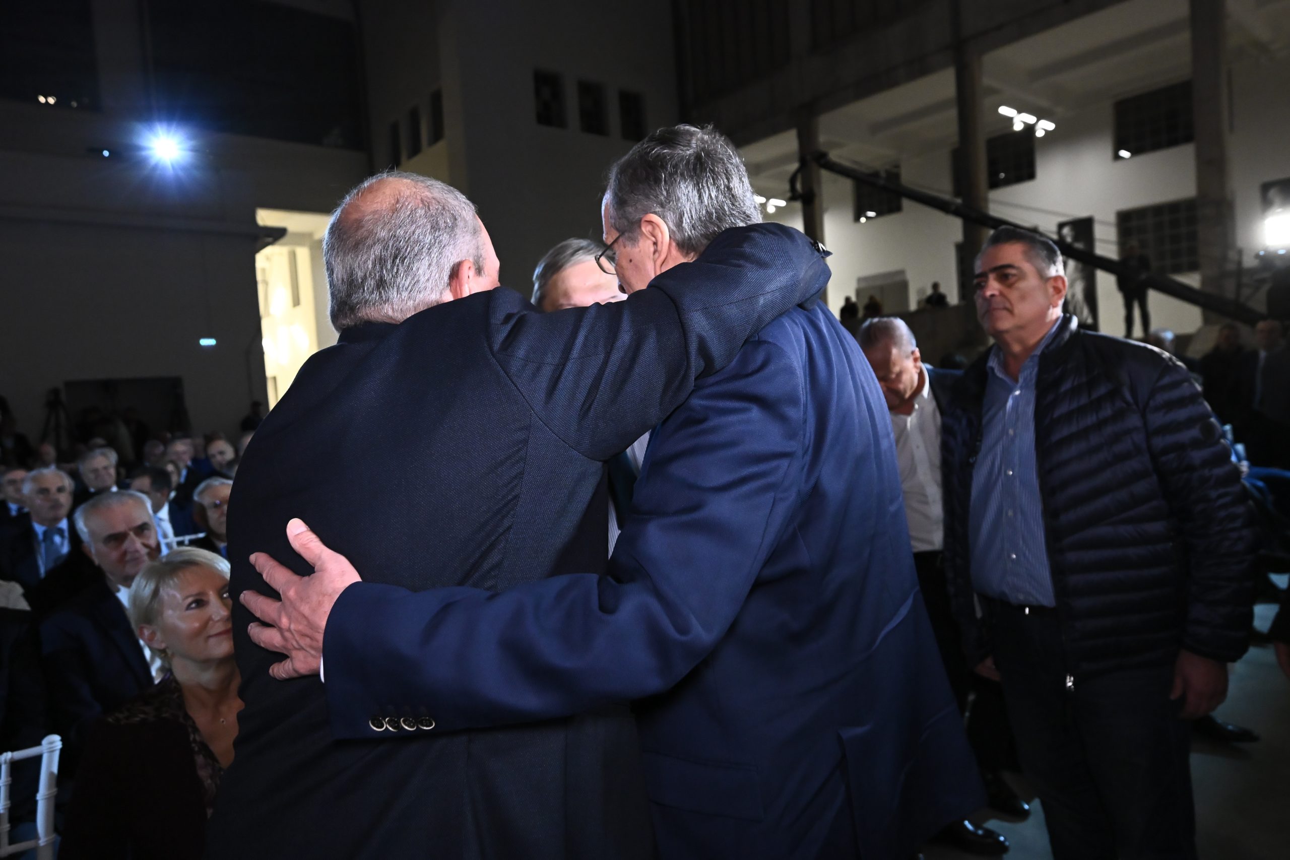 Αντώνης Σαμαράς: «Αυτοί που βρίσκονται στα μπλόκα δεν έχουν κερδίσει το Τζόκερ» – Ο θερμός εναγκαλισμός με τον Κώστα Καραμανλή 7 Κώστας Καραμανλής, Αντώνης Σαμαράς