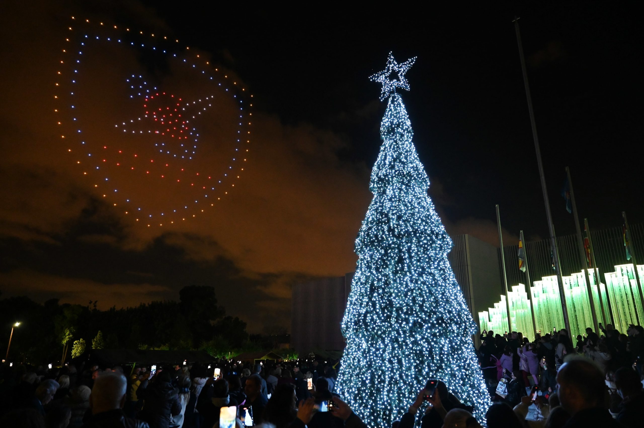 Νίκος Δένδιας στην τελετή φωταγώγησης του χριστουγεννιάτικου δέντρου στο στρατόπεδο «Παπάγου»: «Αντικατοπτρίζει βαθύ χριστιανικό συμβολισμό»
