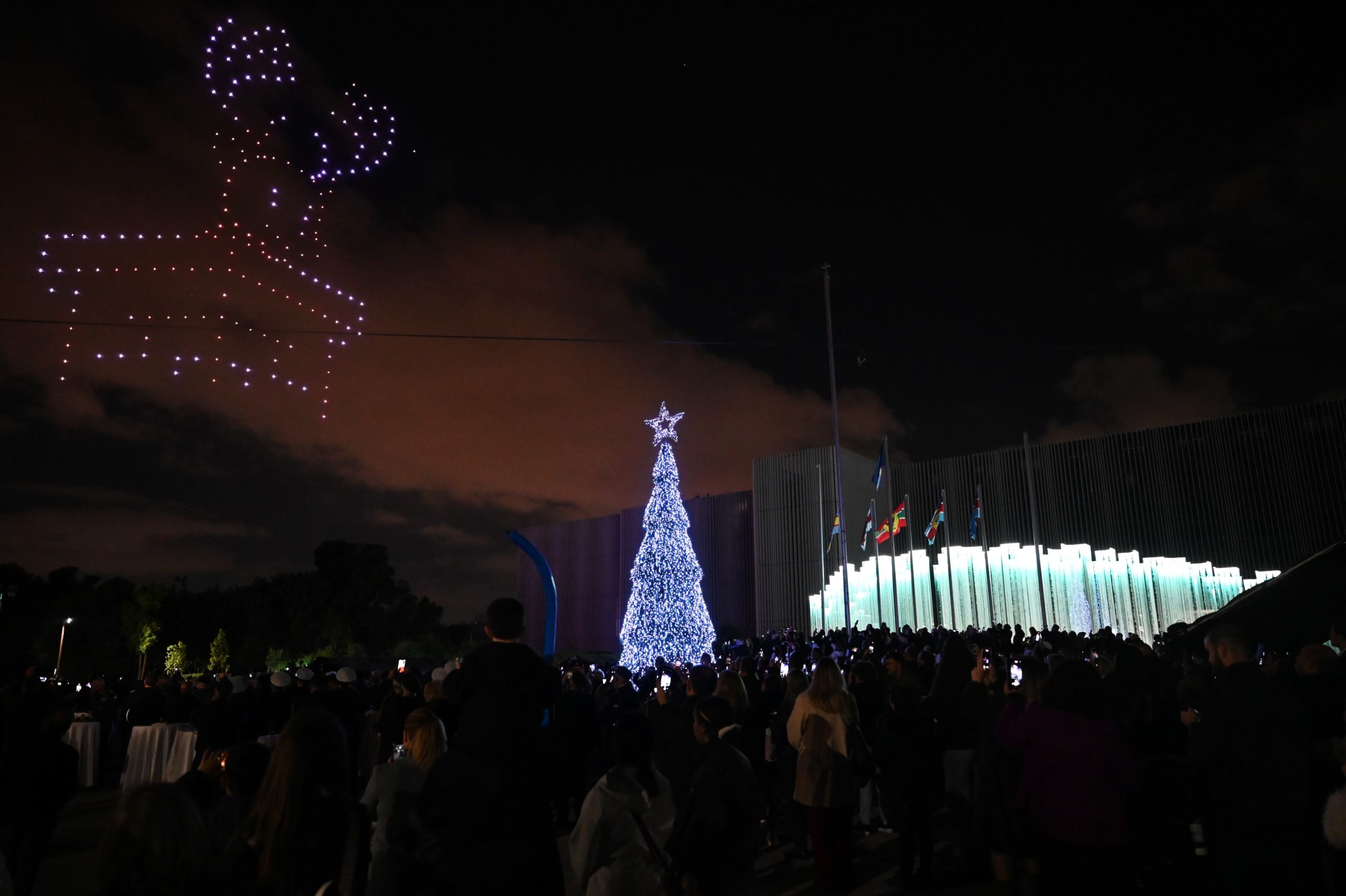 Νίκος Δένδιας στην τελετή φωταγώγησης του χριστουγεννιάτικου δέντρου στο στρατόπεδο «Παπάγου»: «Αντικατοπτρίζει βαθύ χριστιανικό συμβολισμό»