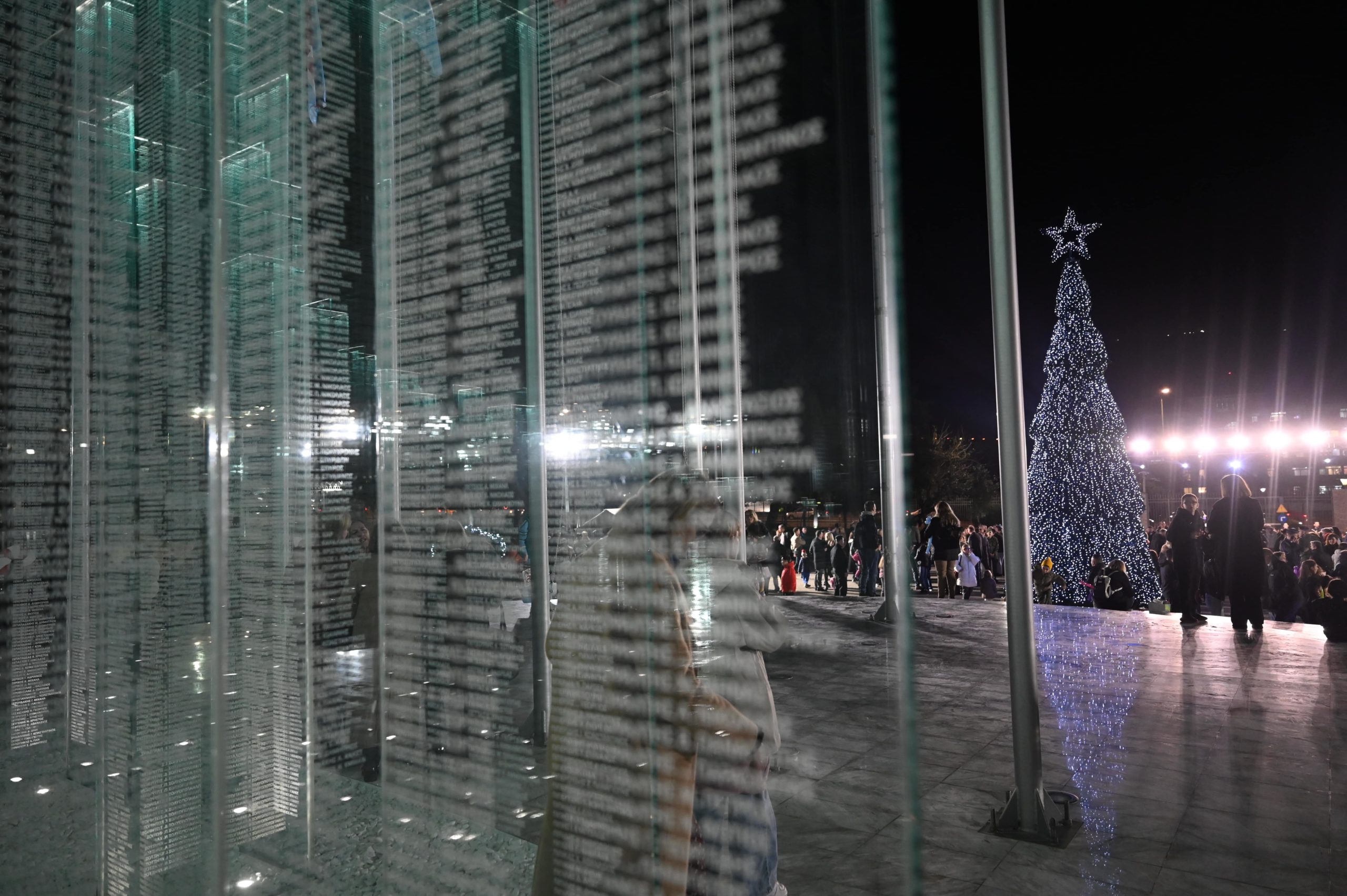 Νίκος Δένδιας στην τελετή φωταγώγησης του χριστουγεννιάτικου δέντρου στο στρατόπεδο «Παπάγου»: «Αντικατοπτρίζει βαθύ χριστιανικό συμβολισμό»