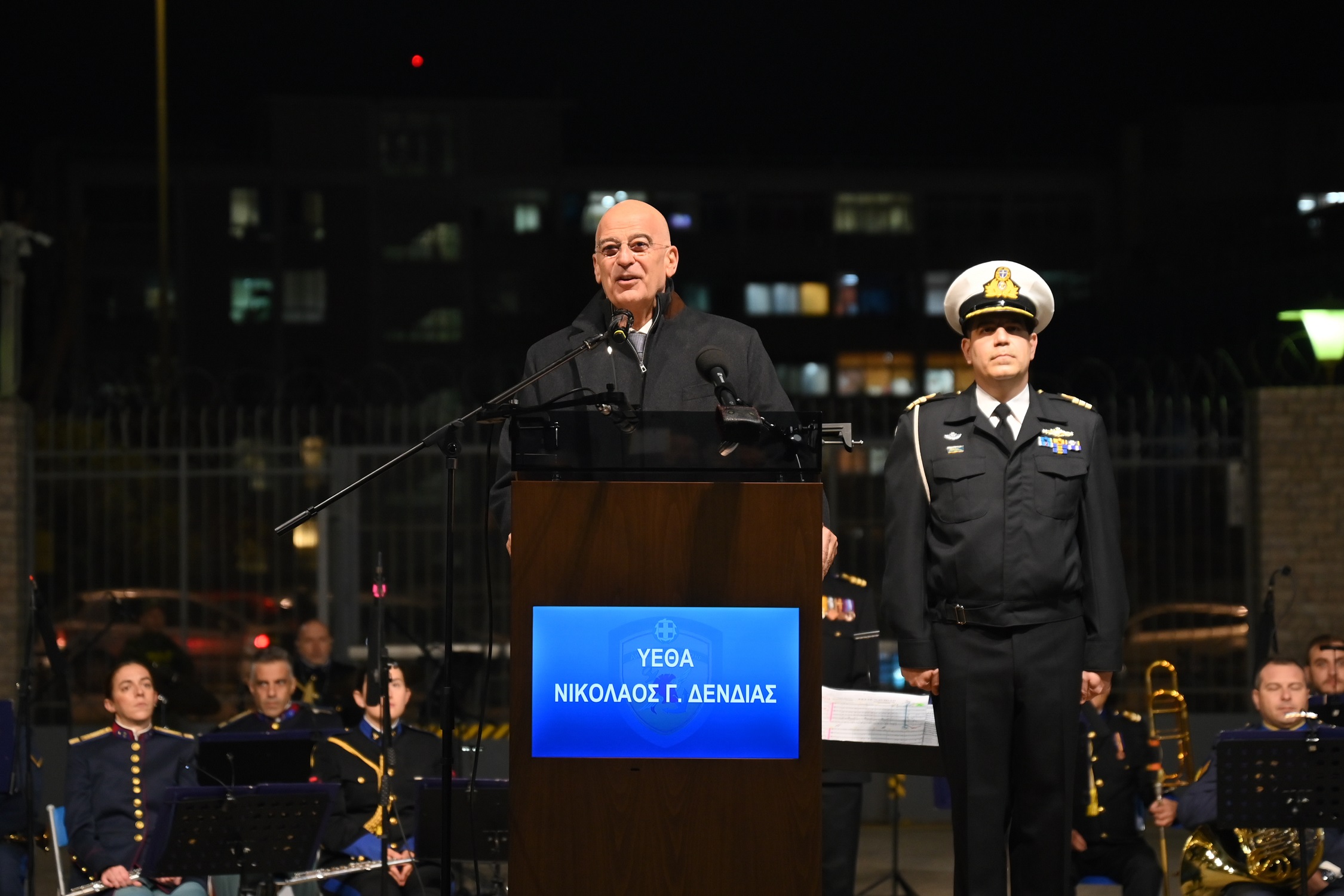 Νίκος Δένδιας στην τελετή φωταγώγησης του χριστουγεννιάτικου δέντρου στο στρατόπεδο «Παπάγου»: «Αντικατοπτρίζει βαθύ χριστιανικό συμβολισμό»