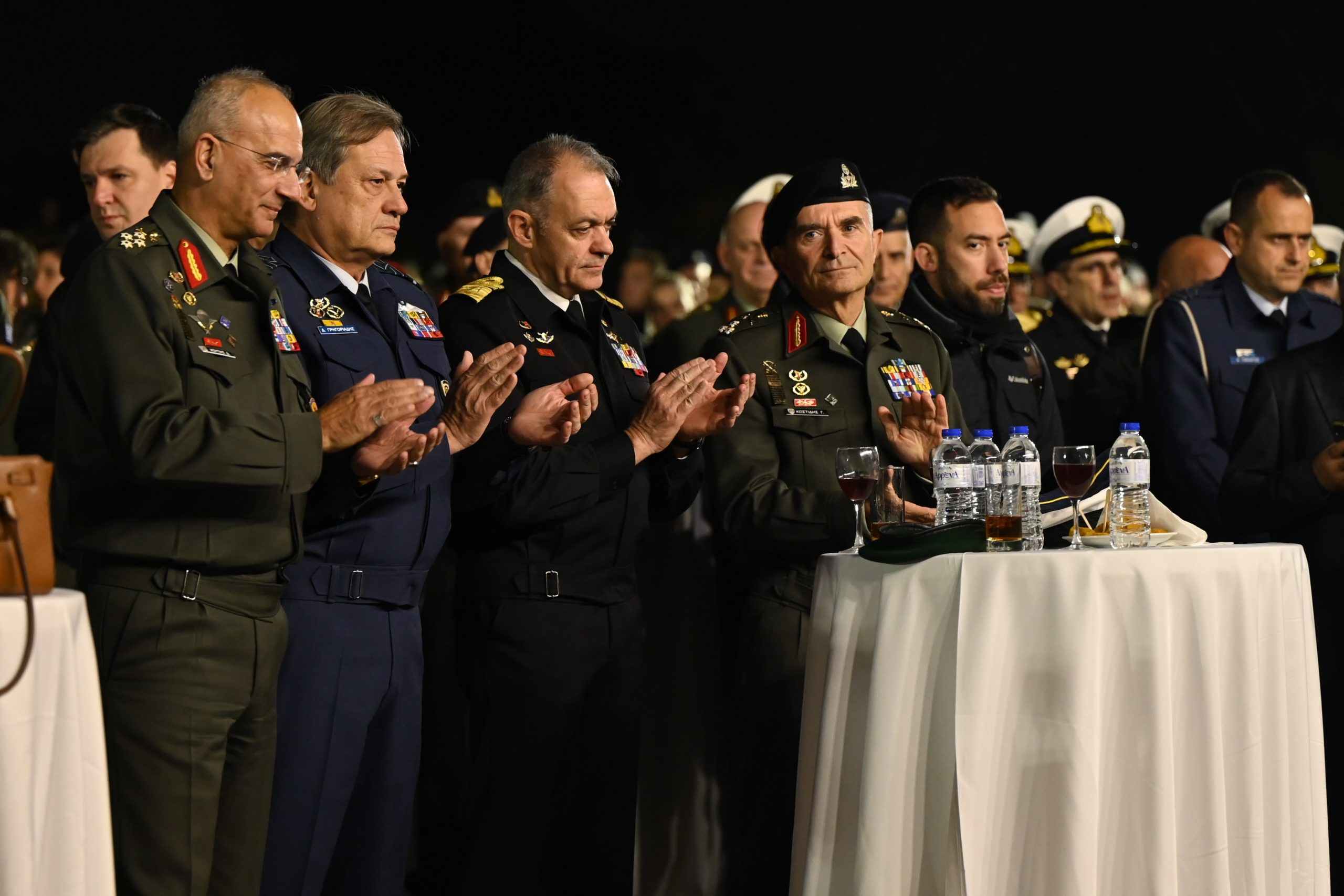 Νίκος Δένδιας στην τελετή φωταγώγησης του χριστουγεννιάτικου δέντρου στο στρατόπεδο «Παπάγου»: «Αντικατοπτρίζει βαθύ χριστιανικό συμβολισμό»