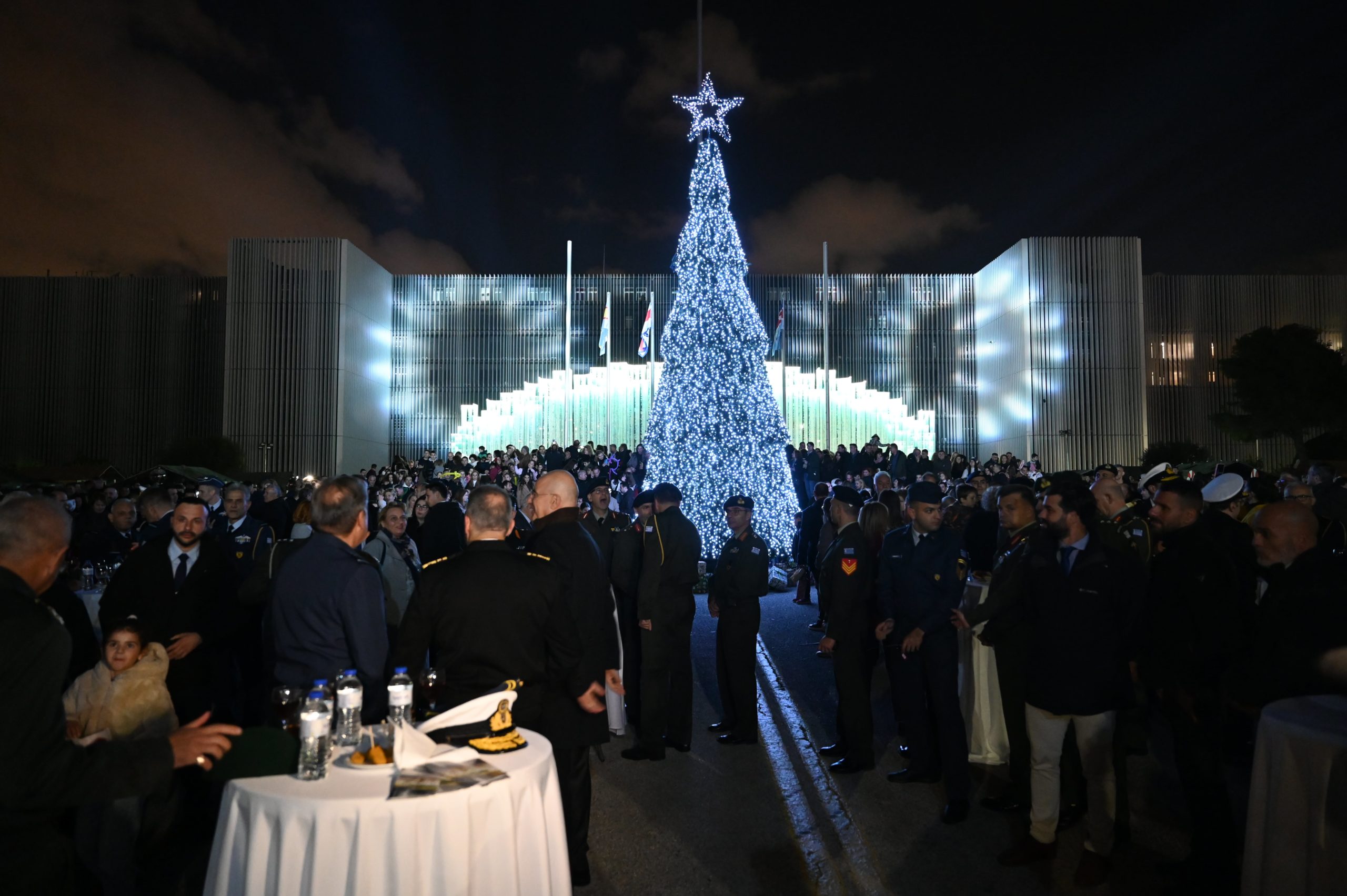 Νίκος Δένδιας στην τελετή φωταγώγησης του χριστουγεννιάτικου δέντρου στο στρατόπεδο «Παπάγου»: «Αντικατοπτρίζει βαθύ χριστιανικό συμβολισμό»
