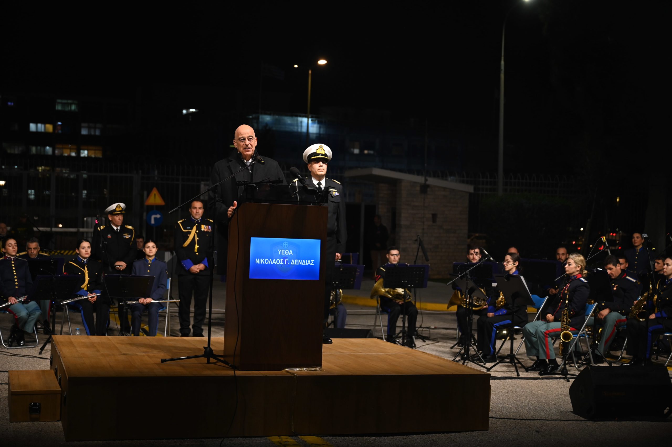 Νίκος Δένδιας στην τελετή φωταγώγησης του χριστουγεννιάτικου δέντρου στο στρατόπεδο «Παπάγου»: «Αντικατοπτρίζει βαθύ χριστιανικό συμβολισμό»