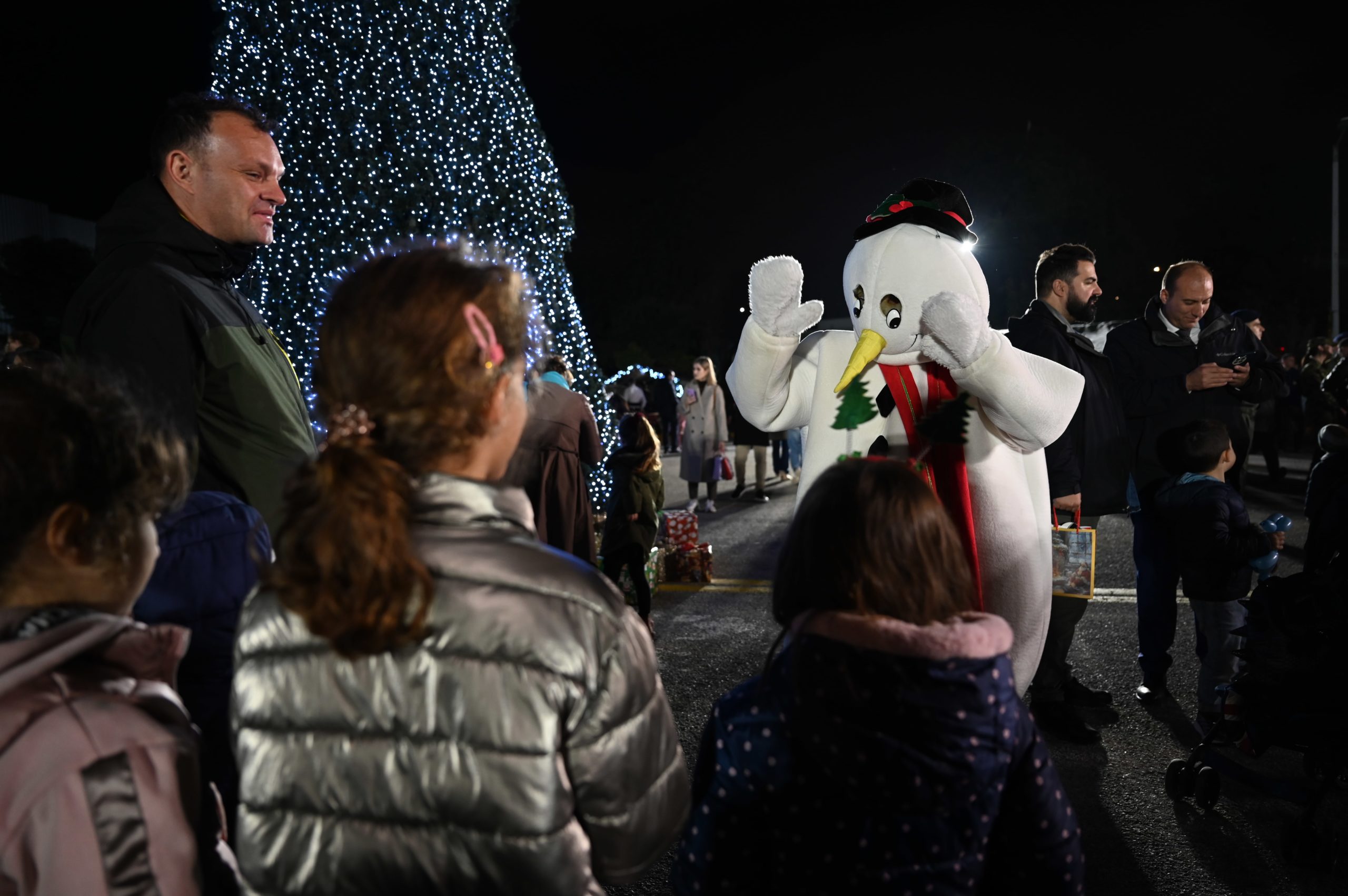 Νίκος Δένδιας στην τελετή φωταγώγησης του χριστουγεννιάτικου δέντρου στο στρατόπεδο «Παπάγου»: «Αντικατοπτρίζει βαθύ χριστιανικό συμβολισμό»