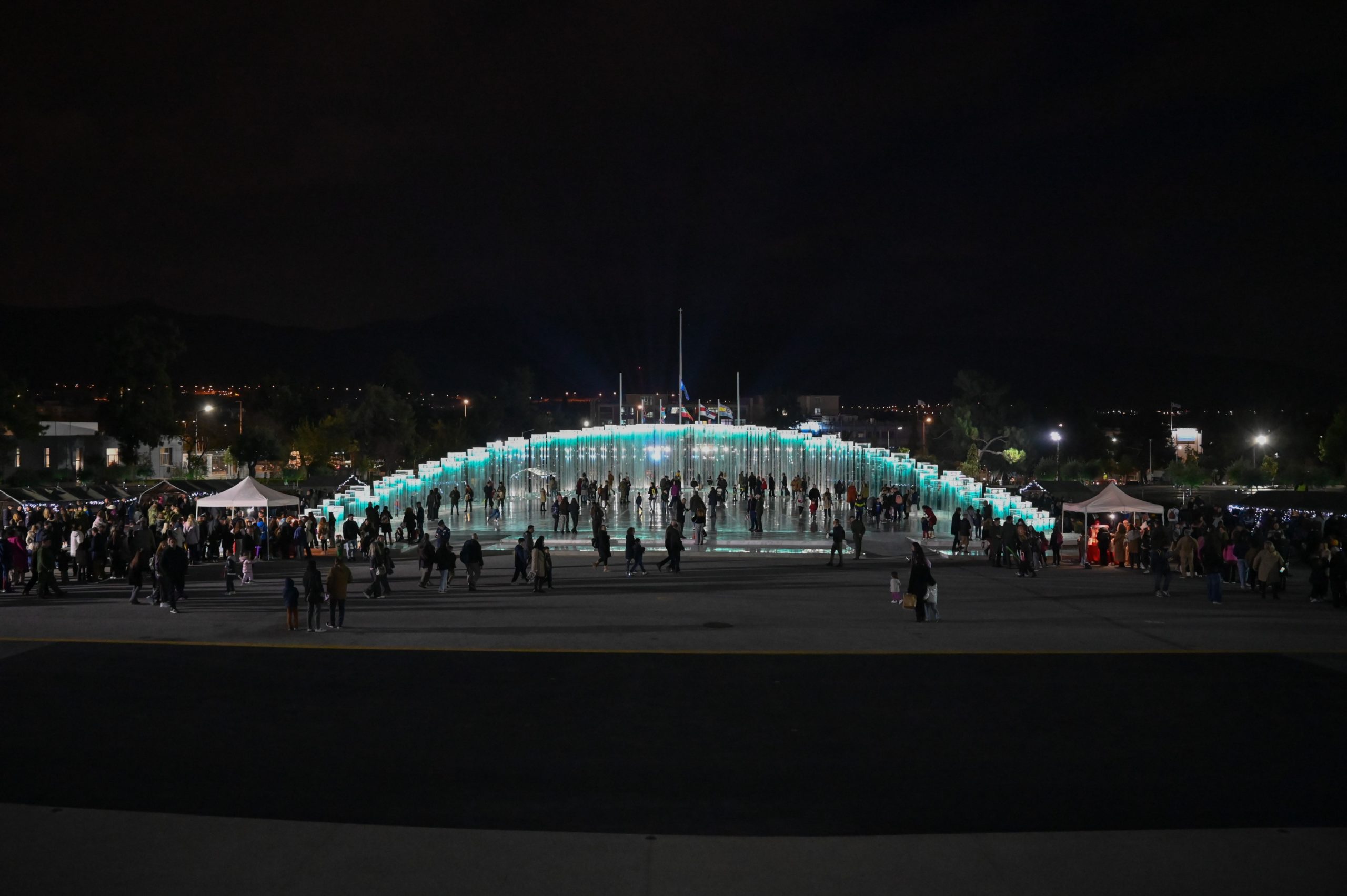 Νίκος Δένδιας στην τελετή φωταγώγησης του χριστουγεννιάτικου δέντρου στο στρατόπεδο «Παπάγου»: «Αντικατοπτρίζει βαθύ χριστιανικό συμβολισμό»