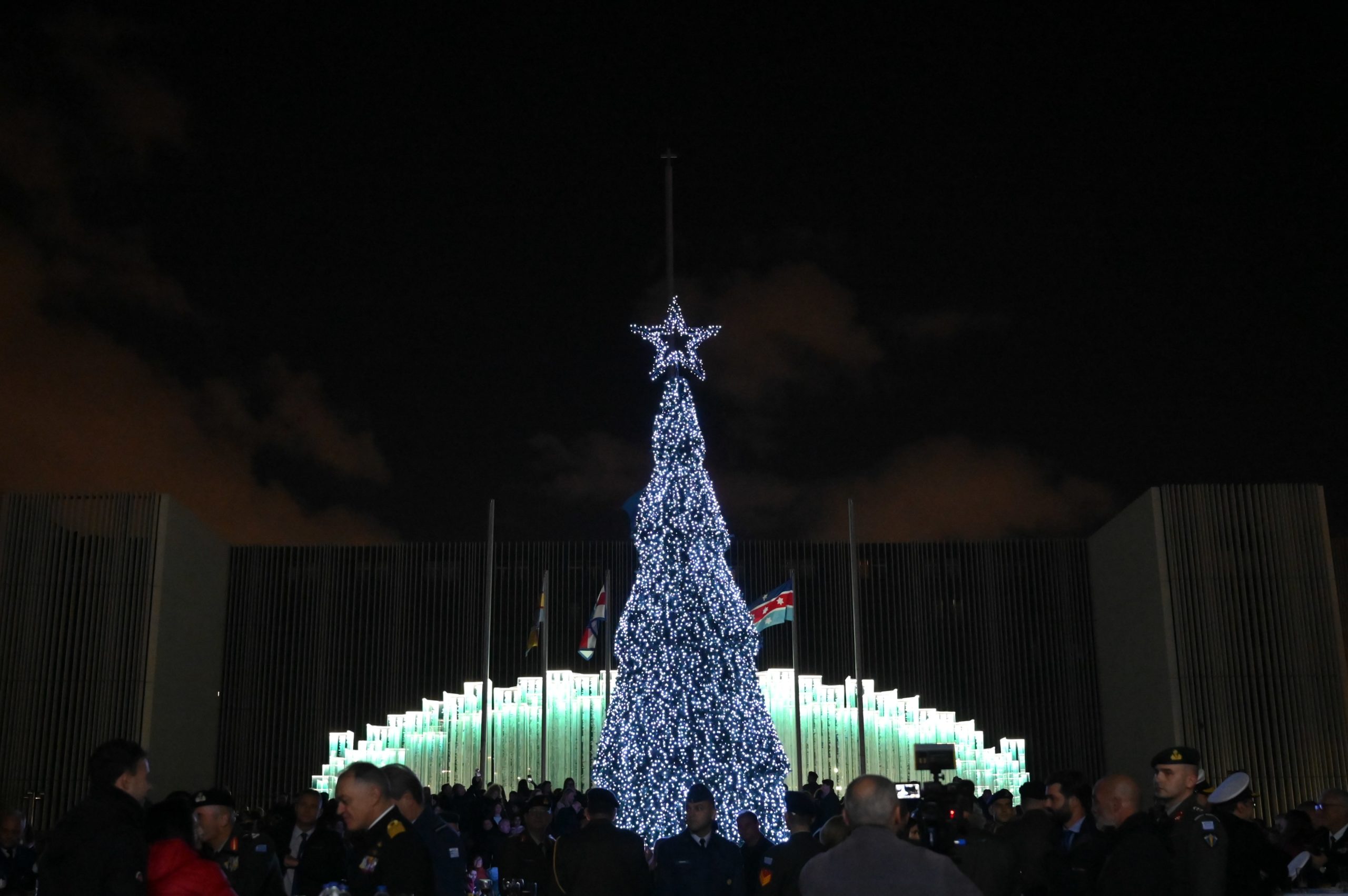 Νίκος Δένδιας στην τελετή φωταγώγησης του χριστουγεννιάτικου δέντρου στο στρατόπεδο «Παπάγου»: «Αντικατοπτρίζει βαθύ χριστιανικό συμβολισμό»