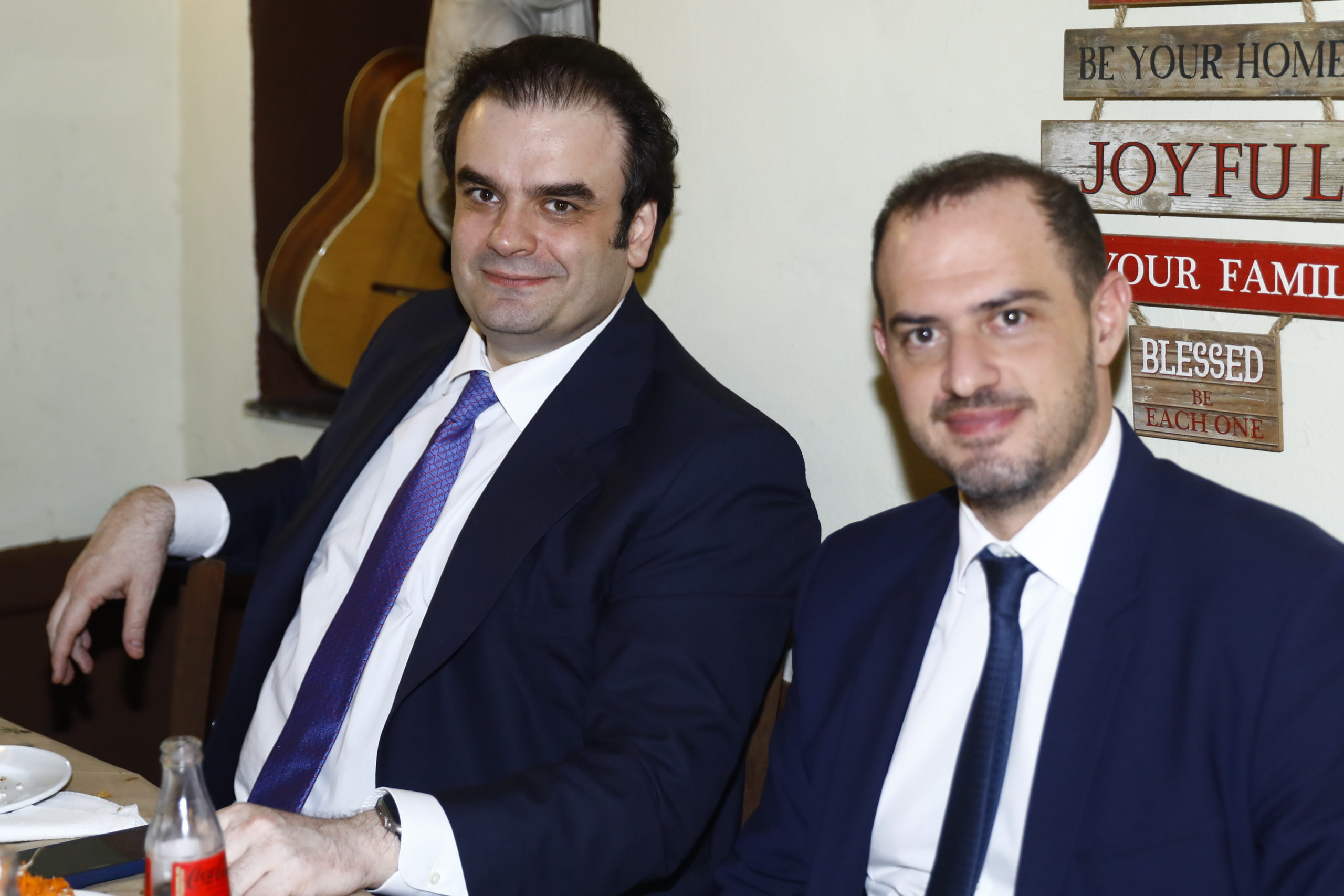 Κυριάκος Πιερρακάκης: Δείπνο σε ταβέρνα με το οικονομικό επιτελείο και δημοσιογράφους μετά την έγκριση του Προϋπολογισμού 6 Κυριάκος Πιερρακάκης: Δείπνο σε ταβέρνα με το οικονομικό επιτελείο και δημοσιογράφους μετά την έγκριση του Προϋπολογισμού