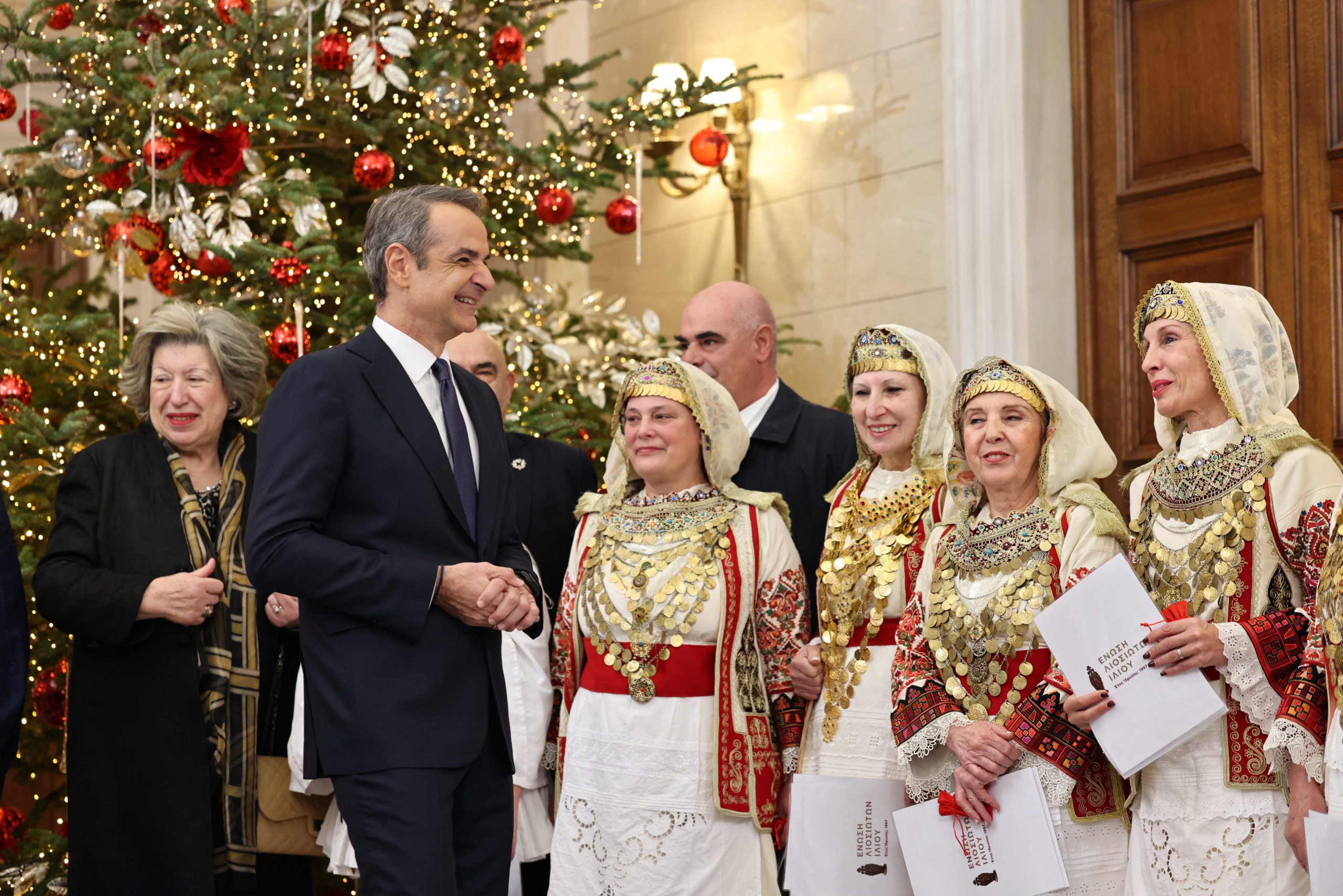 Κυριάκος Μητσοτάκης: Απόλαυσε τα πρωτοχρονιάτικα κάλαντα από την Ένωση Λιοσιωτών Ιλίου – ΕΙΚΟΝΕΣ και ΒΙΝΤΕΟ