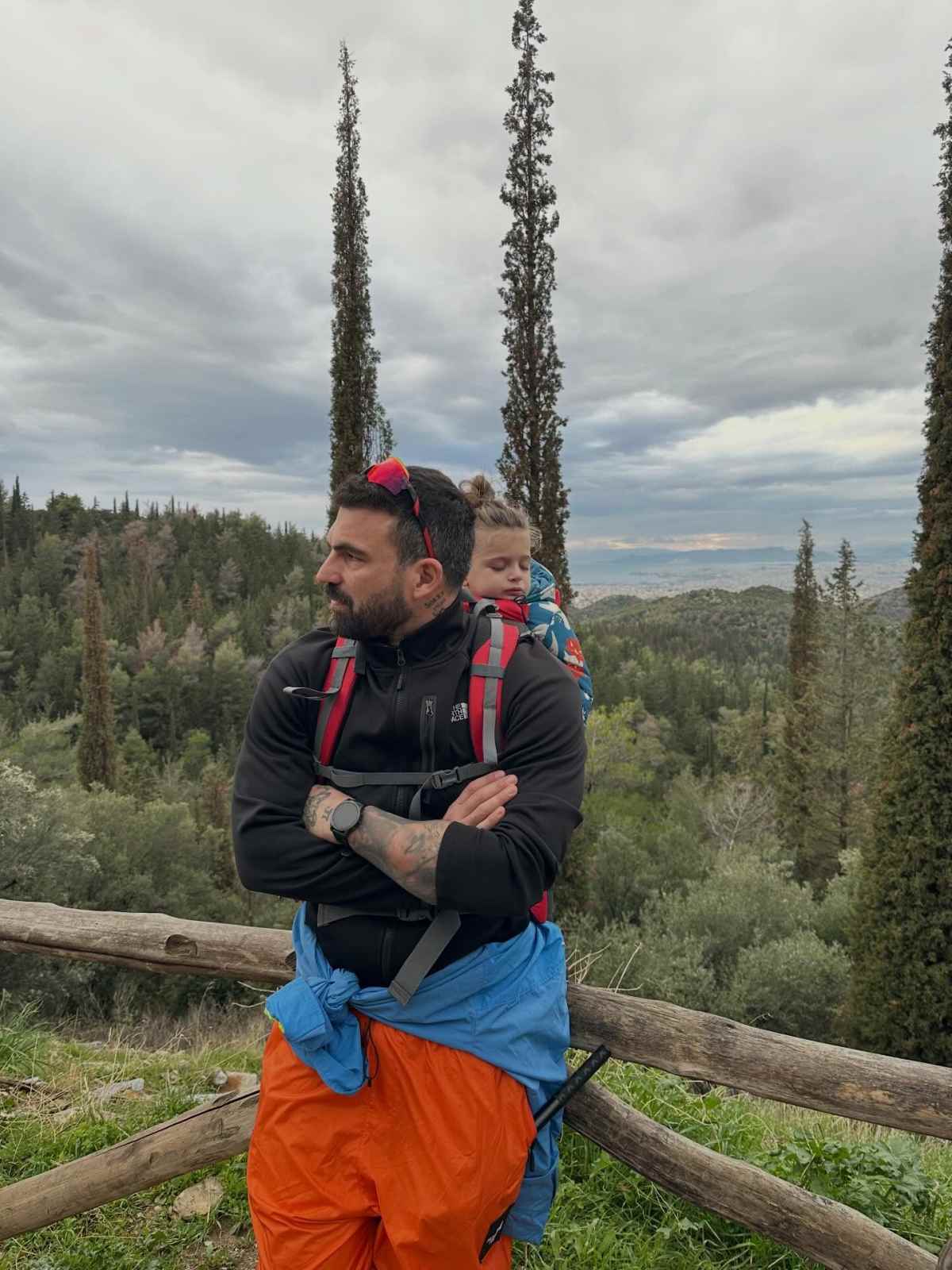 Δημήτρης Αλεξάνδρου: Πεζοπορία με τον γιο του – Ο Πάρης αποκοιμήθηκε 14 Ο Δημήτρης Αλεξάνδρου με τον γιο του, Πάρη