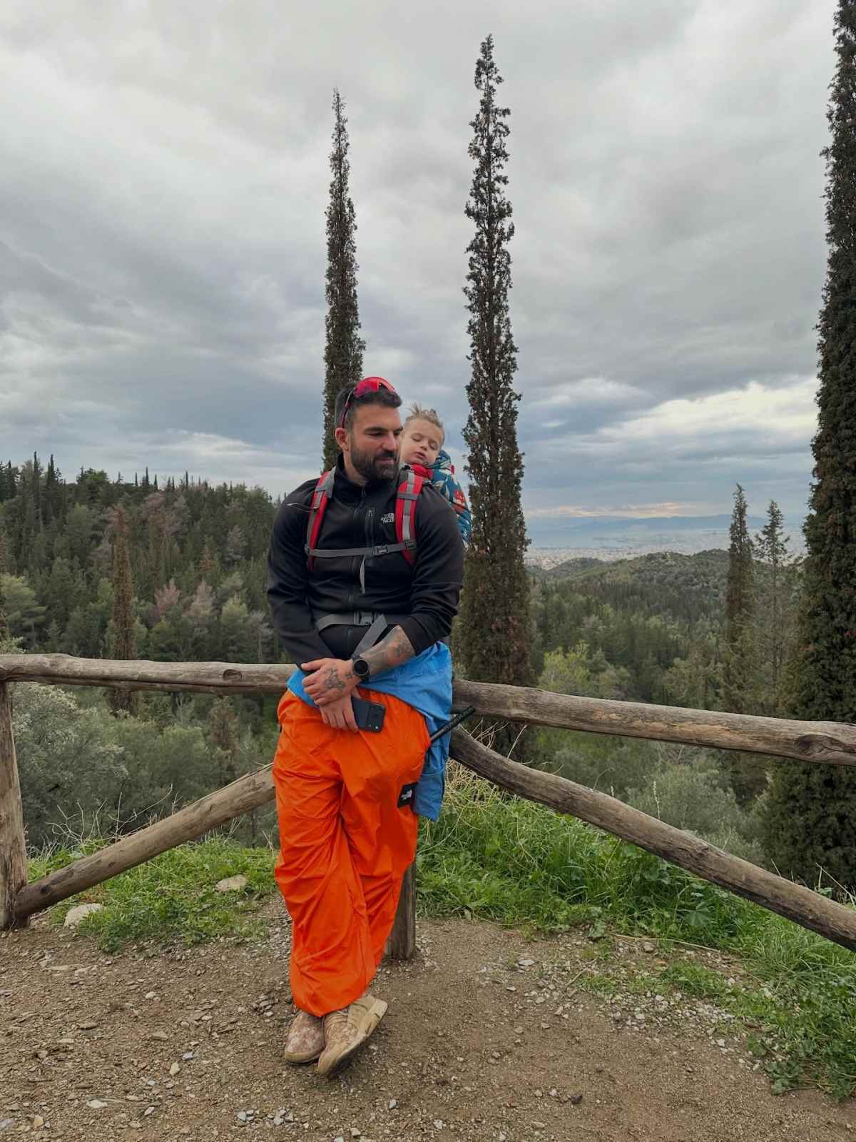 Δημήτρης Αλεξάνδρου: Πεζοπορία με τον γιο του – Ο Πάρης αποκοιμήθηκε 13 Ο Δημήτρης Αλεξάνδρου με τον γιο του, Πάρη