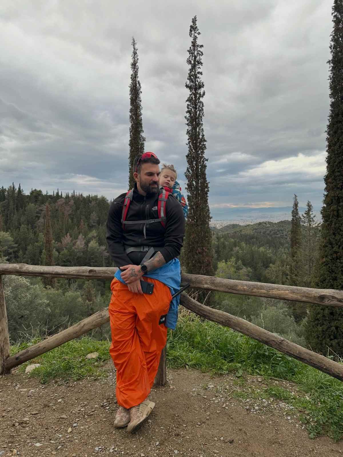 Δημήτρης Αλεξάνδρου: Πεζοπορία με τον γιο του – Ο Πάρης αποκοιμήθηκε 12 Ο Δημήτρης Αλεξάνδρου με τον γιο του, Πάρη