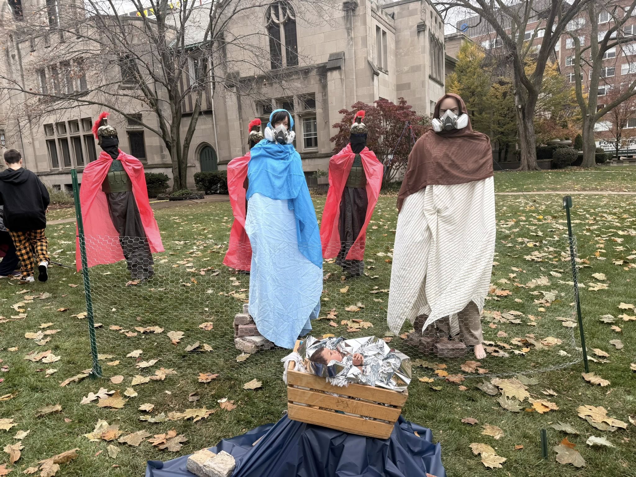 Σάλος στο Σικάγο: Φάτνη δείχνει τον Ιησού με δεμένα χέρια και την Παναγία με αντιασφυξιογόνο μάσκα 7 Σάλος στο Σικάγο: Φάτνη δείχνει τον Ιησού με δεμένα χέρια και την Παναγία με αντιασφυξιογόνο μάσκα