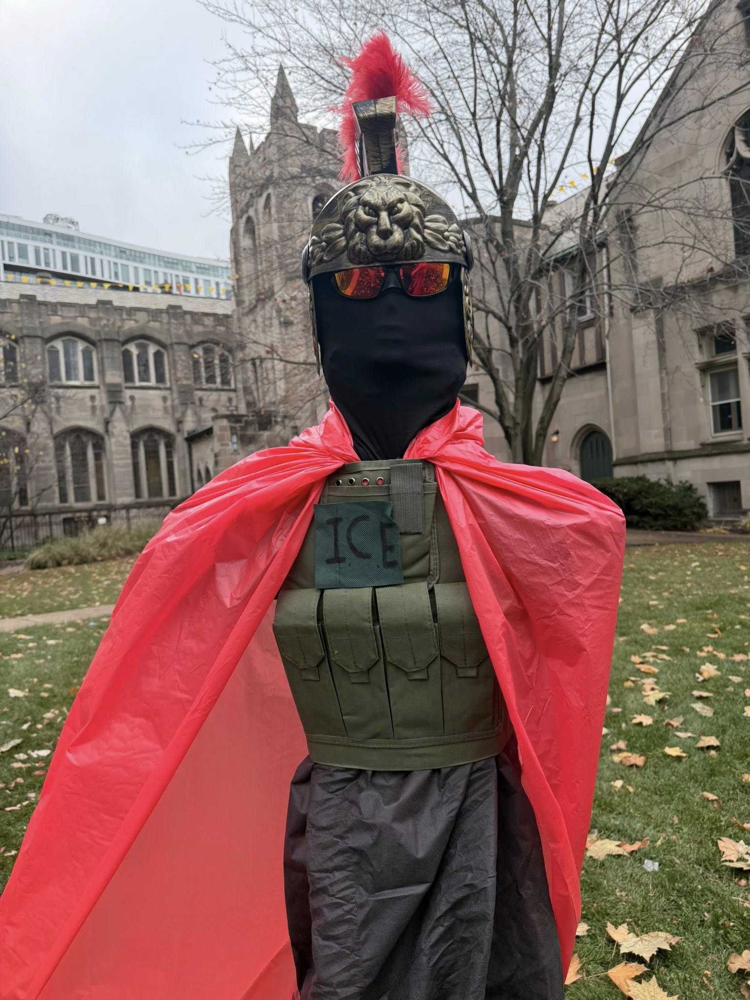 Σάλος στο Σικάγο: Φάτνη δείχνει τον Ιησού με δεμένα χέρια και την Παναγία με αντιασφυξιογόνο μάσκα 6 Σάλος στο Σικάγο: Φάτνη δείχνει τον Ιησού με δεμένα χέρια και την Παναγία με αντιασφυξιογόνο μάσκα