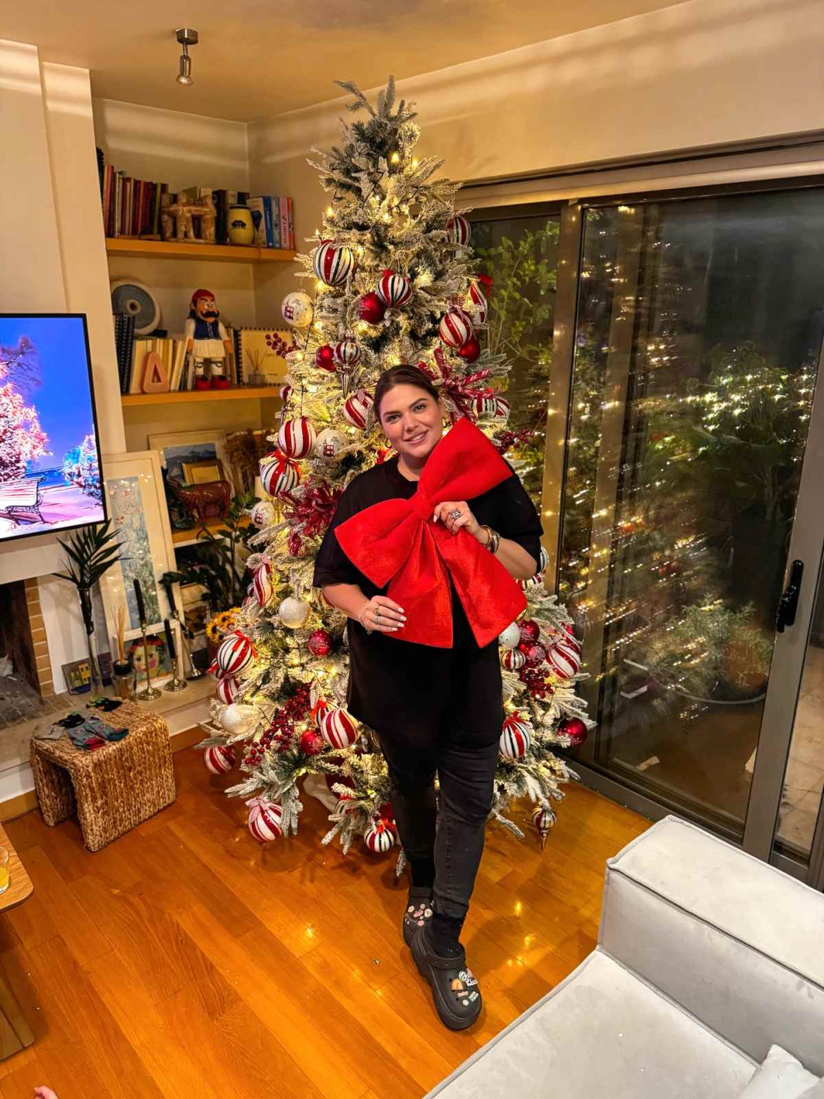 Συγκλονισμένη η Δανάη Μπάρκα: «Φόβο, ανασφάλεια, ζήλια, αδικία, θυμό, απογοήτευση θα αισθανθούμε όλοι…» 2 Η Δανάη Μπάρκα στόλισε το σπίτι της