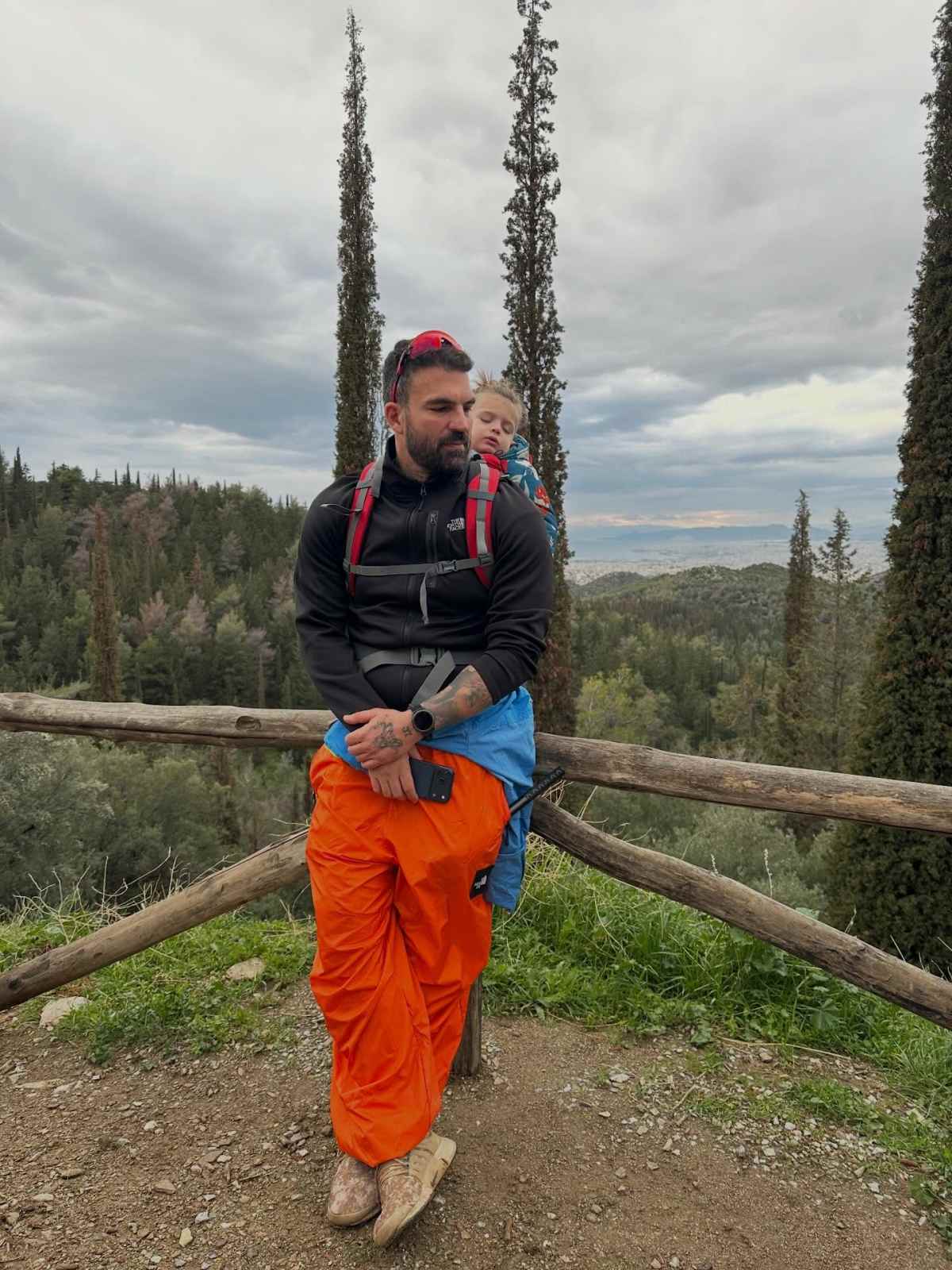 Δημήτρης Αλεξάνδρου: Πεζοπορία με τον γιο του – Ο Πάρης αποκοιμήθηκε 11 Ο Δημήτρης Αλεξάνδρου με τον γιο του, Πάρη