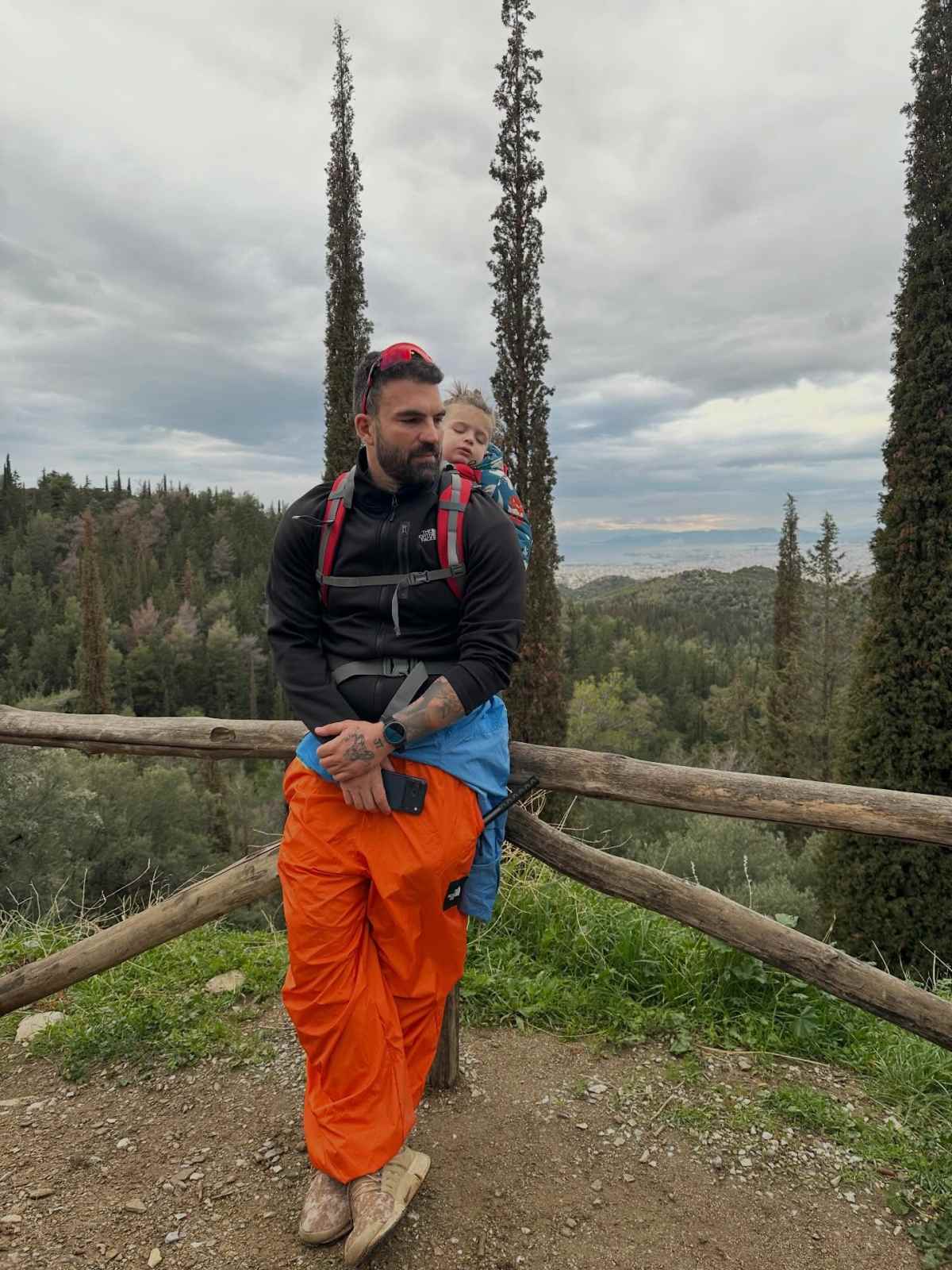 Δημήτρης Αλεξάνδρου: Πεζοπορία με τον γιο του – Ο Πάρης αποκοιμήθηκε 10 Ο Δημήτρης Αλεξάνδρου με τον γιο του, Πάρη