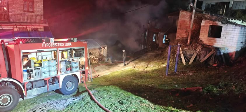 Ανηλίκιο Μετσόβου: Δύο κατοικίες τυλίχθηκαν στις φλόγες – Σε επιφυλακή η Πυροσβεστική
