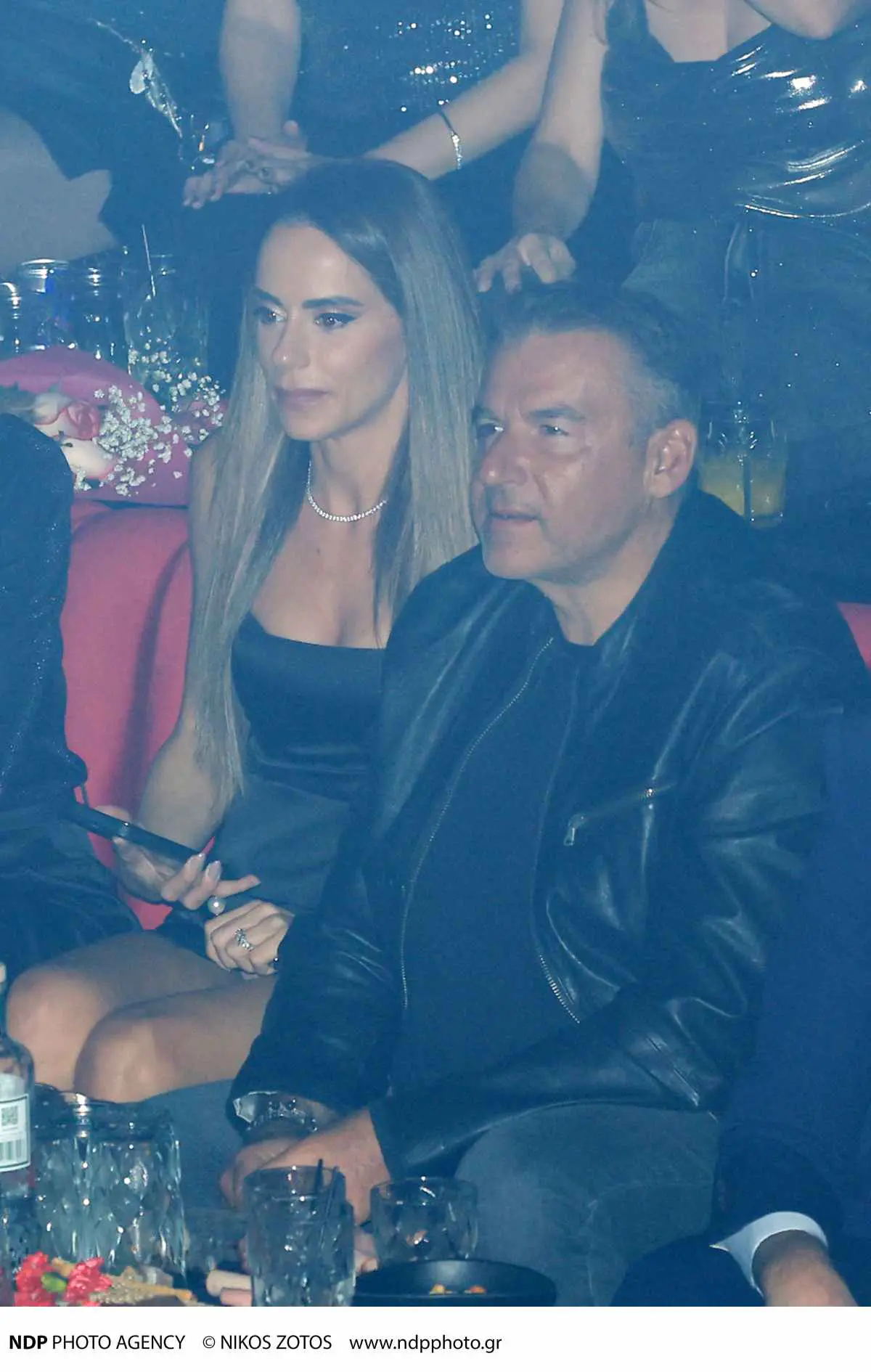 Λιάγκας – Αντωνά: Ερωτευμένοι στα μπουζούκια – Ρομαντικά στιγμιότυπα και αγκαλιές (Φωτογραφίες) 9 Λιάγκας - Αντωνά: Full in love στα μπουζούκια - Τα τρυφερά ενσταντανέ και η αγκαλιά (Φωτογραφίες)