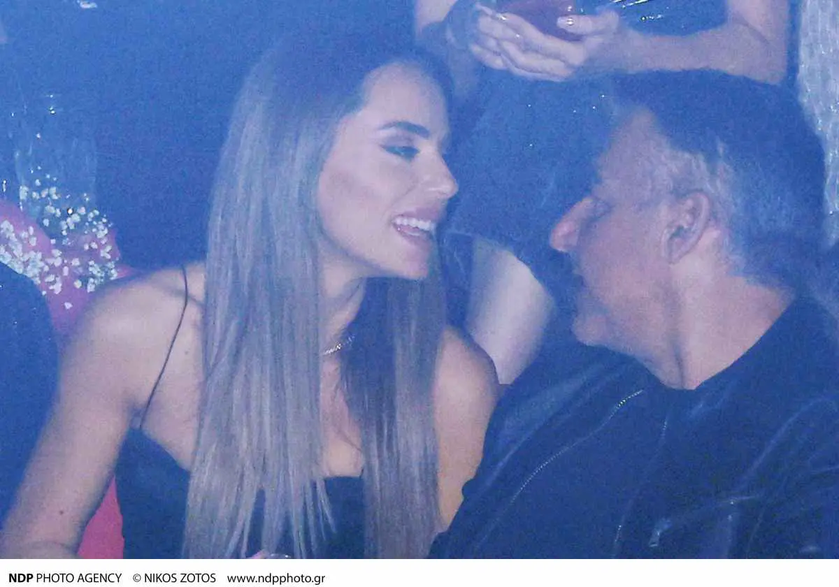 Λιάγκας – Αντωνά: Ερωτευμένοι στα μπουζούκια – Ρομαντικά στιγμιότυπα και αγκαλιές (Φωτογραφίες) 10 Λιάγκας - Αντωνά: Full in love στα μπουζούκια - Τα τρυφερά ενσταντανέ και η αγκαλιά (Φωτογραφίες)