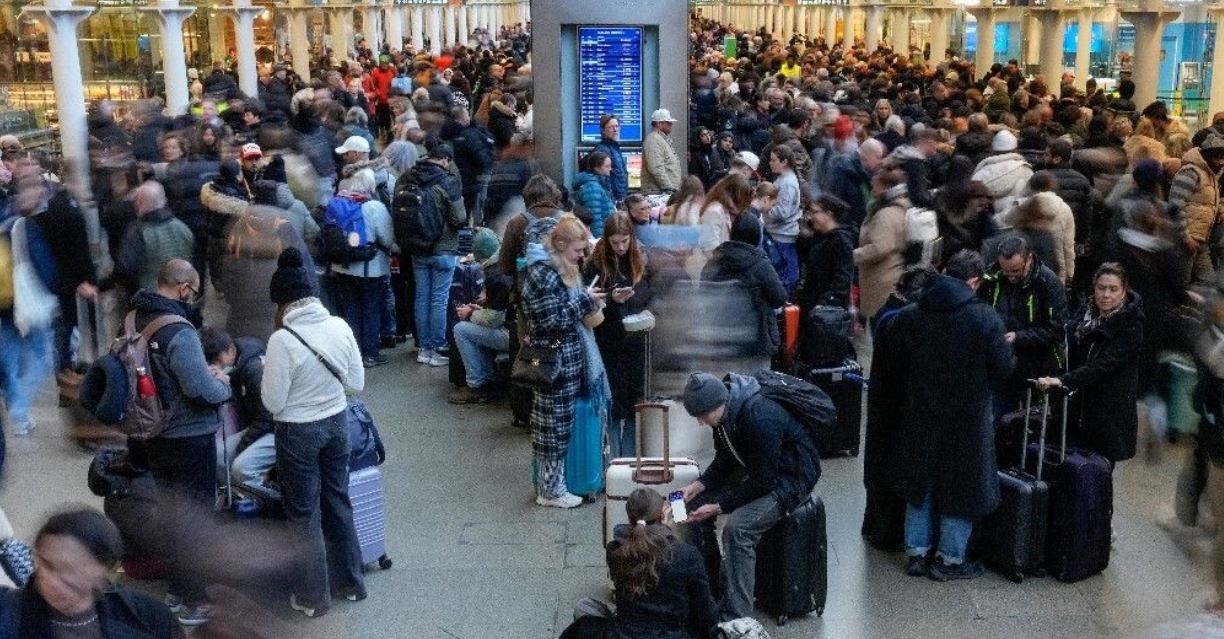 Μάγχη: Χάος, οργή και ταλαιπωρία στις δύο πλευρές του καναλιού λόγω βλάβης στο τρένο Eurostar – «Οι διακοπές καταστράφηκαν πλήρως»
