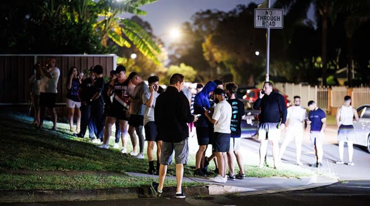 Σίδνεϊ: Φωτογραφίες των δύο υπόπτων της τρομοκρατικής ενέργειας – Έφοδος της αστυνομίας στο σπίτι του ενός 8 Σίδνεϊ: Φωτογραφίες των δύο υπόπτων της τρομοκρατικής ενέργειας – Έφοδος της αστυνομίας στο σπίτι του ενός