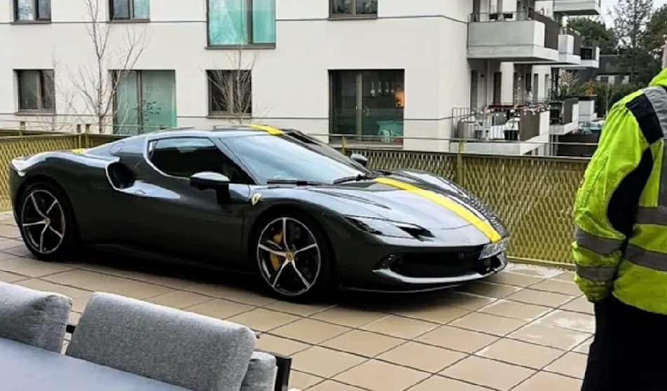 Βιέννη: Επιχειρηματίας ανέβασε τη Ferrari στο μπαλκόνι – Δυσκολία στο πάρκινγκ και έμπνευση από το Ντουμπάι