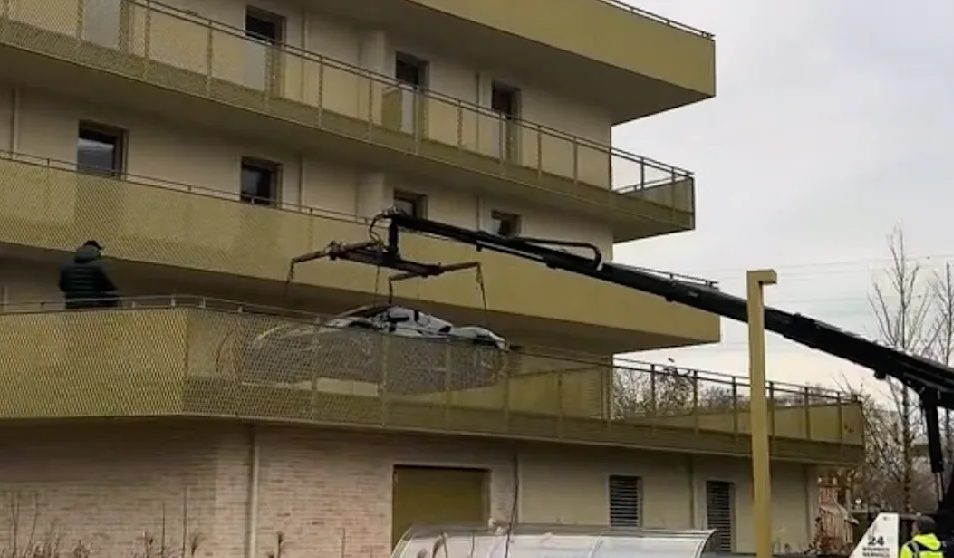 Βιέννη: Επιχειρηματίας ανέβασε τη Ferrari στο μπαλκόνι – Δυσκολία στο πάρκινγκ και έμπνευση από το Ντουμπάι