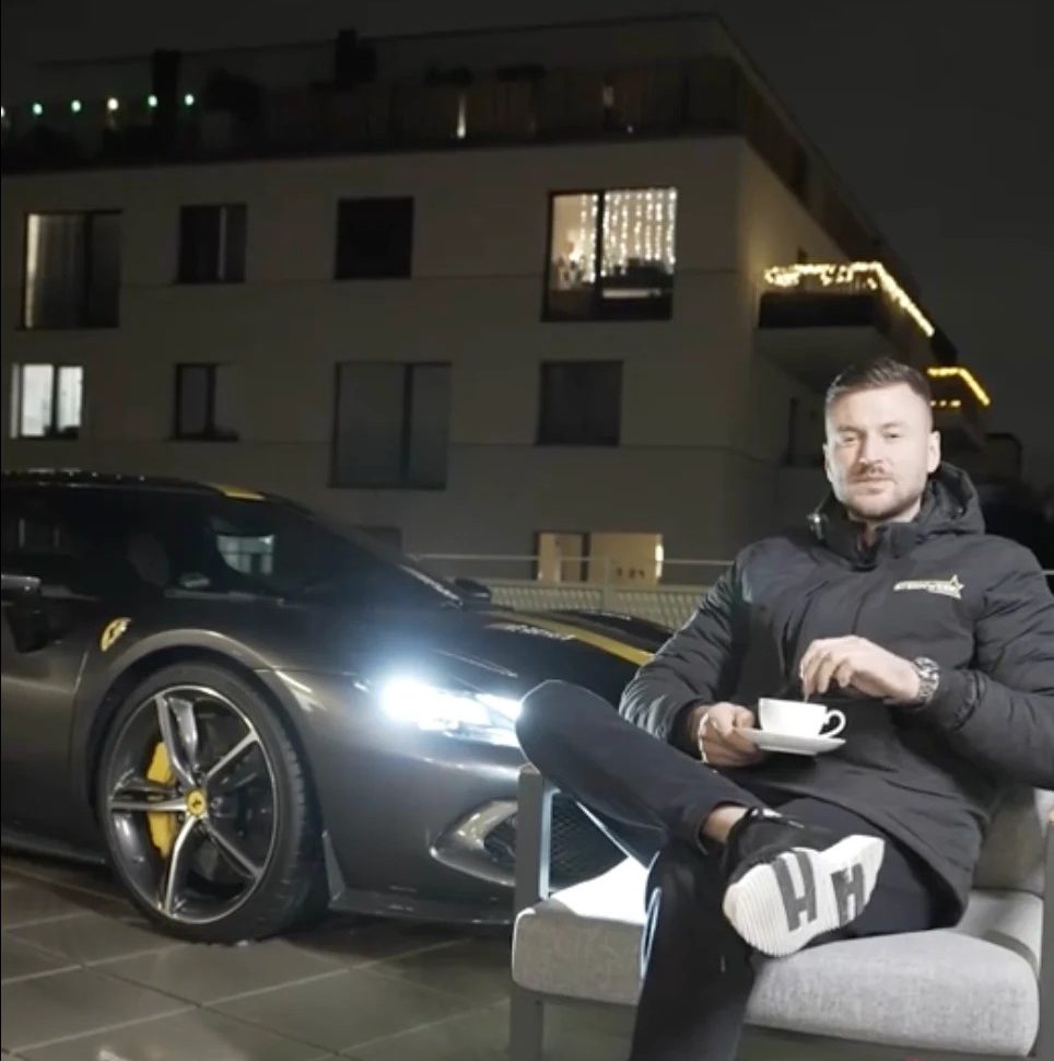 Βιέννη: Επιχειρηματίας ανέβασε τη Ferrari στο μπαλκόνι – Δυσκολία στο πάρκινγκ και έμπνευση από το Ντουμπάι