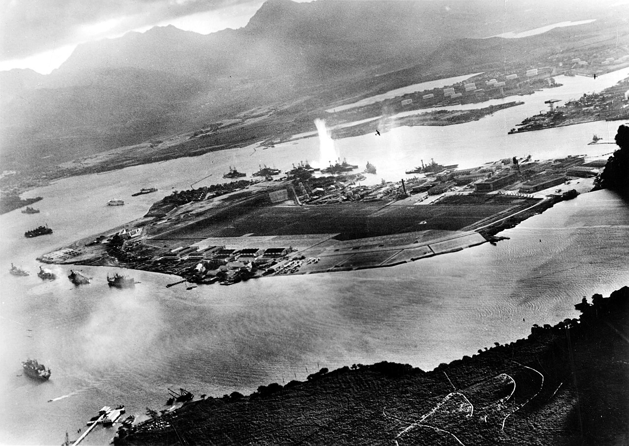 Attack_on_Pearl_Harbor_Japanese_planes_view