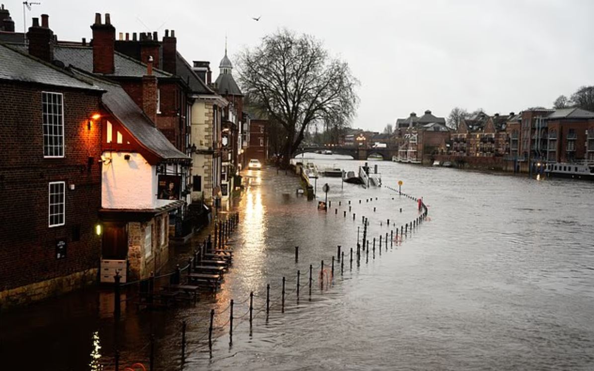 Βρετανία: Η καταιγίδα Bram σαρώνει τη χώρα – Χάος στις συγκοινωνίες, εκτεταμένες διακοπές ρεύματος, πλημμύρες και ισχυροί άνεμοι