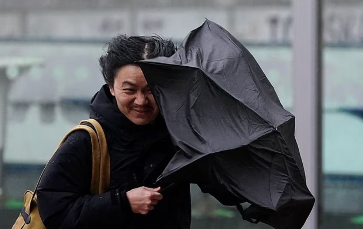 Βρετανία: Η καταιγίδα Bram σαρώνει τη χώρα – Χάος στις συγκοινωνίες, εκτεταμένες διακοπές ρεύματος, πλημμύρες και ισχυροί άνεμοι