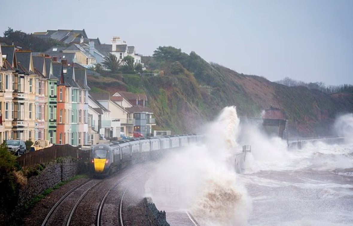 Βρετανία: Η καταιγίδα Bram σαρώνει τη χώρα – Χάος στις συγκοινωνίες, εκτεταμένες διακοπές ρεύματος, πλημμύρες και ισχυροί άνεμοι
