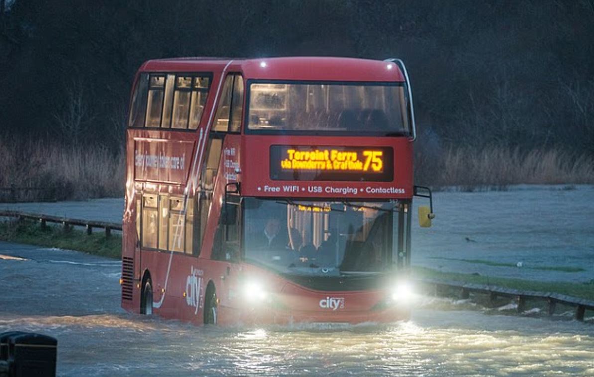 Βρετανία: Η καταιγίδα Bram σαρώνει τη χώρα – Χάος στις συγκοινωνίες, εκτεταμένες διακοπές ρεύματος, πλημμύρες και ισχυροί άνεμοι