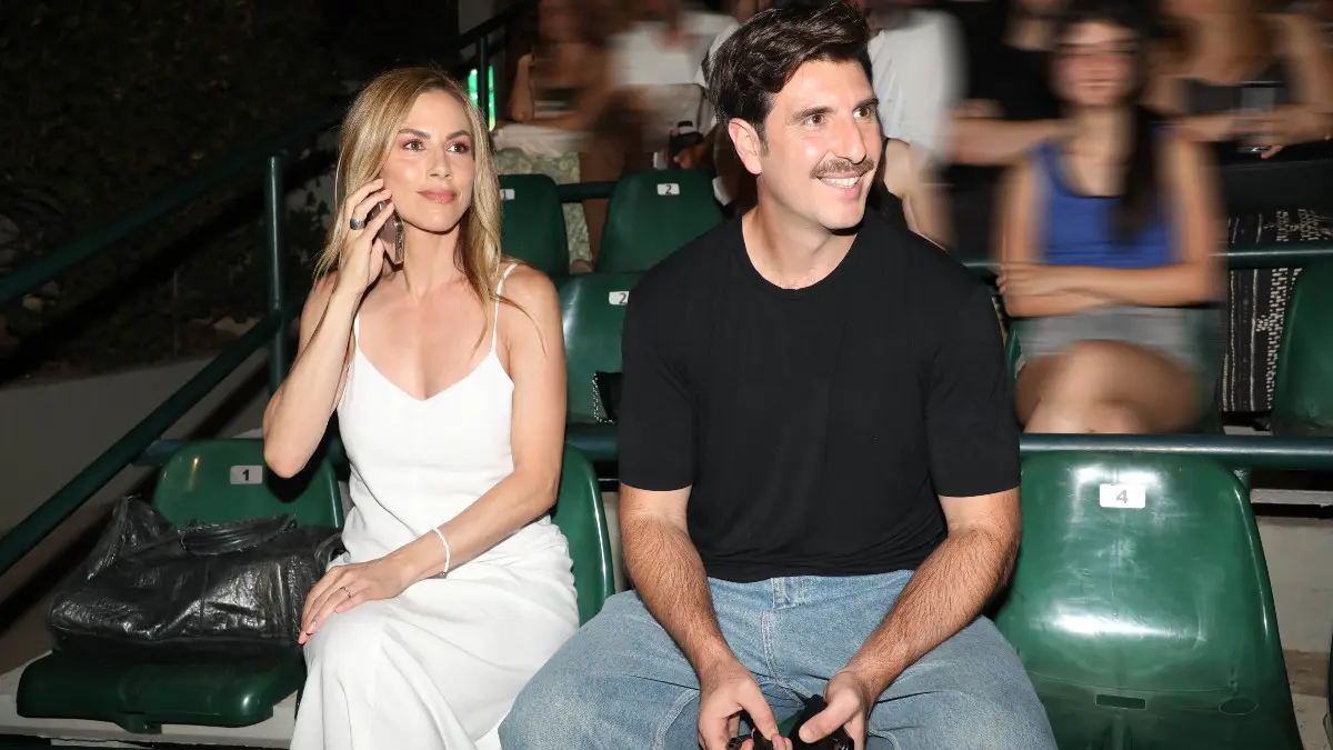 Γιώργος Γεροντιδάκης – Ντορέττα Παπαδημητρίου: Οι τρυφερές αγκαλιές και οι ρομαντικές στιγμές στα μπουζούκια 12 Ντορέττα Παπαδημητρίου, Γιώργος Γεροντιδάκης