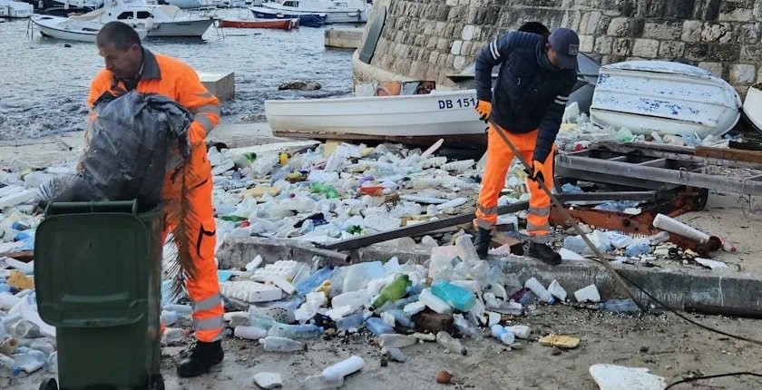 Κροατία: Απορρίμματα πλημμύρισαν το Ντουμπρόβνικ – Τριήμερη επιχείρηση καθαρισμού στις ακτές