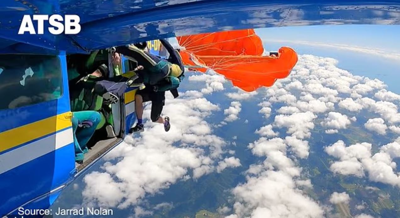 Πανικός στον ουρανό: Αλεξίπτωτο ενεργοποιείται κατά λάθος και τον ρίχνει στην ουρά του αεροπλάνου – Δείτε το βίντεο 6 Πανικός στον ουρανό: Αλεξίπτωτο ενεργοποιείται κατά λάθος και τον ρίχνει στην ουρά του αεροπλάνου – Δείτε το βίντεο