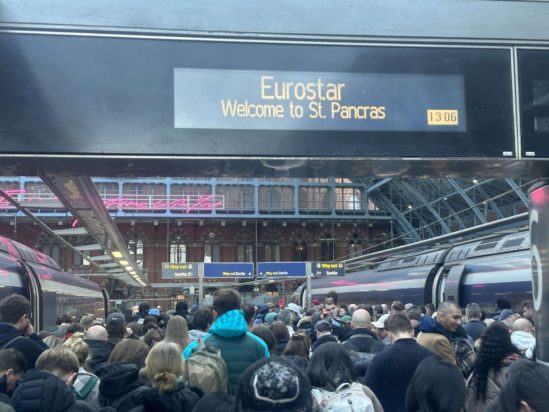 Μάγχη: Χάος, οργή και ταλαιπωρία στις δύο πλευρές του καναλιού λόγω βλάβης στο τρένο Eurostar – «Οι διακοπές καταστράφηκαν πλήρως»