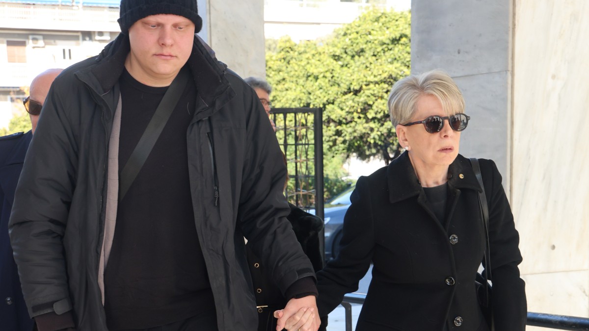 Έλενα Ακρίτα: Το ύστατο αντίο στη μητέρα της – Δίπλα της ο Κώστας Αρζόγλου και ο γιος της, Παύλος