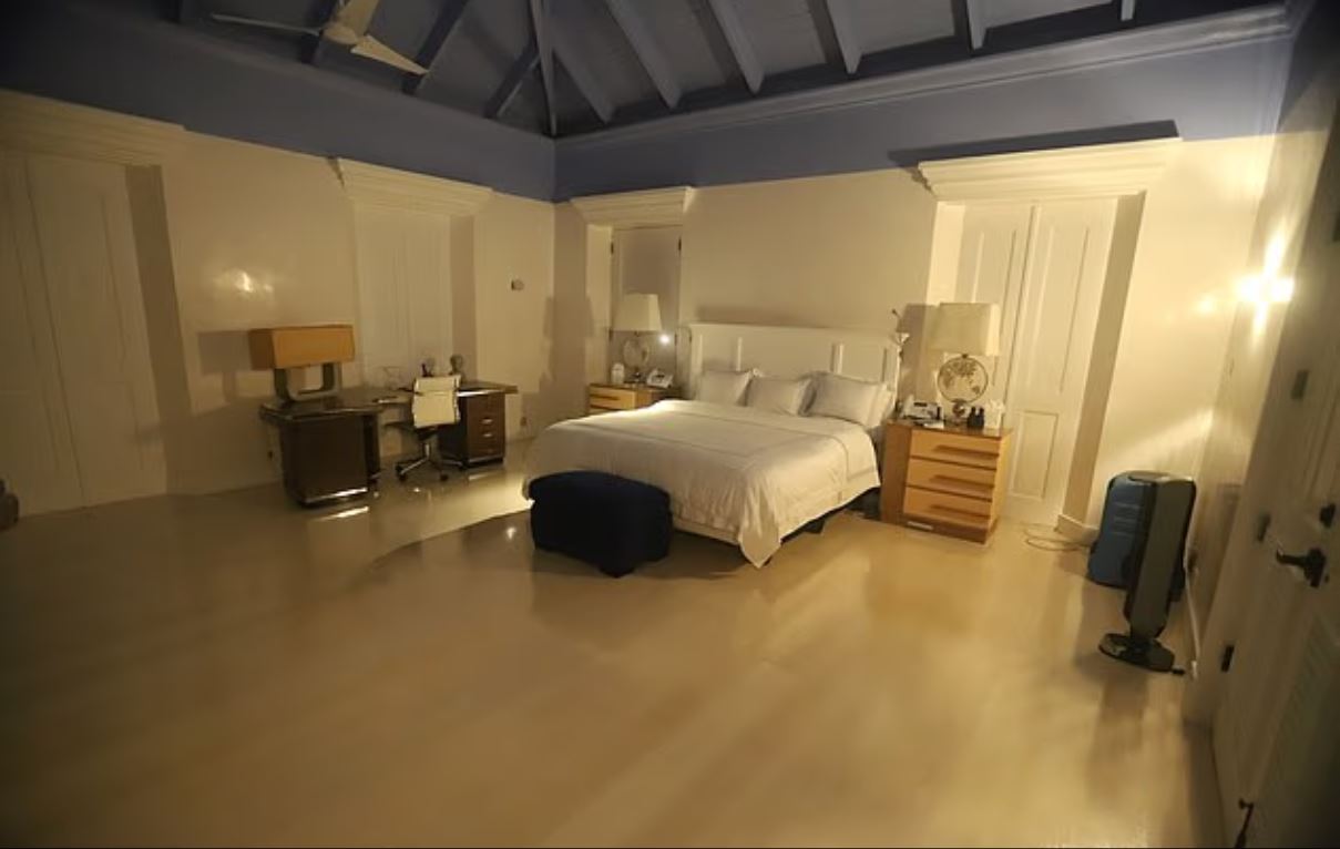 Αποκαλυπτικές εικόνες και βίντεο από το ιδιωτικό νησί του Επστάιν στην Καραϊβική – Δημοσιεύτηκαν από τους Δημοκρατικούς 13 Αποκαλυπτικές εικόνες και βίντεο από το ιδιωτικό νησί του Επστάιν στην Καραϊβική – Δημοσιεύτηκαν από τους Δημοκρατικούς