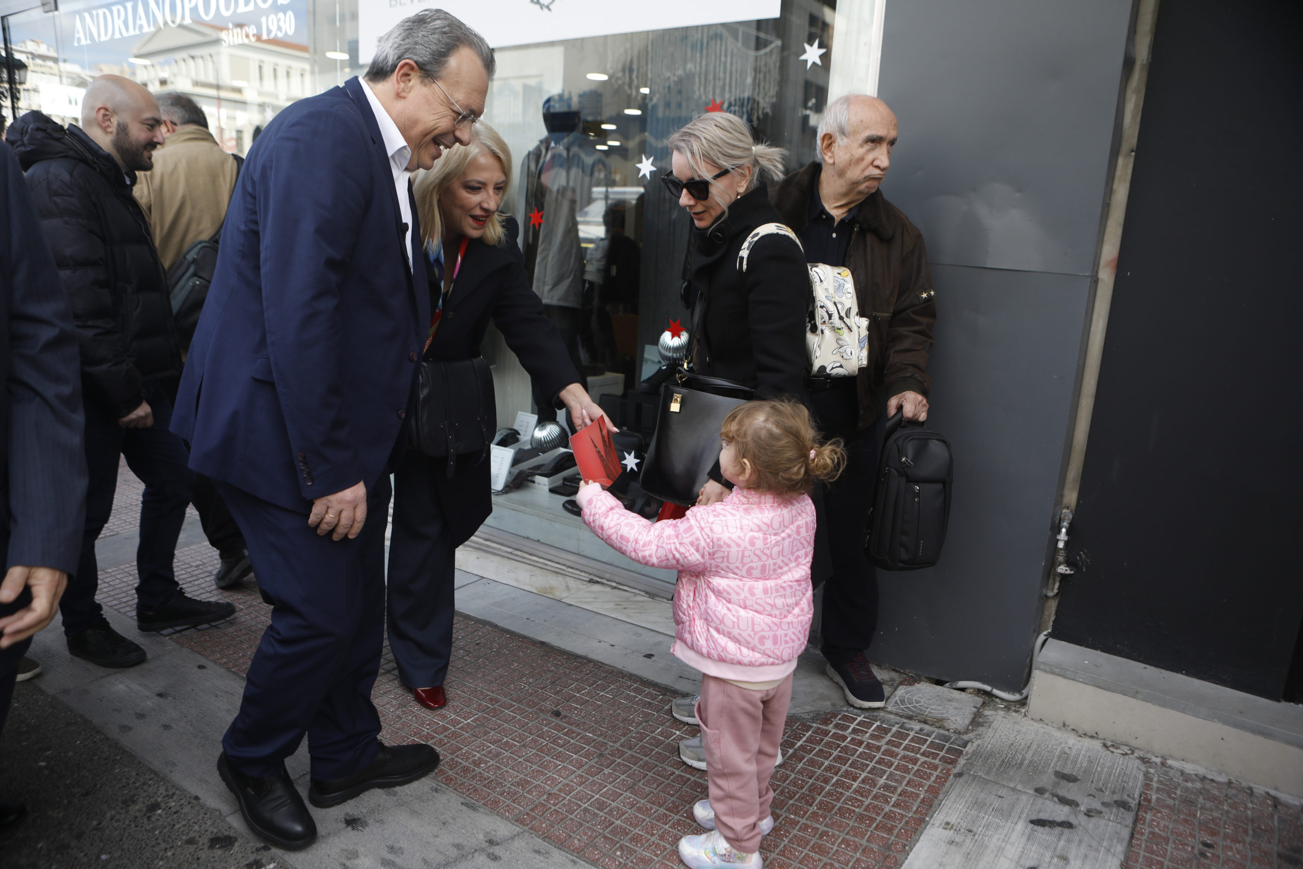 Φάμελλος: «Το πτωχευτικό και το ιδιωτικό χρέος μας απασχολούν» – Η περιοδεία στον Πειραιά και οι επαφές