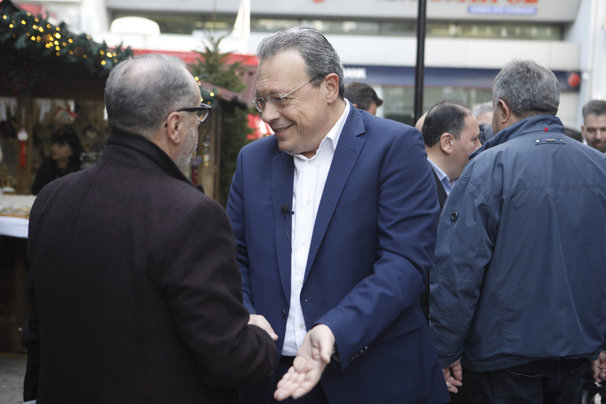 Φάμελλος: «Το πτωχευτικό και το ιδιωτικό χρέος μας απασχολούν» – Η περιοδεία στον Πειραιά και οι επαφές