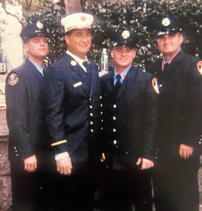 ΗΠΑ: Αναζητούσε τον γιο του στο Ground Zero για έξι μήνες – 24 χρόνια μετά, η 11η Σεπτεμβρίου τον πήρε και αυτόν 2 ΗΠΑ: Αναζητούσε τον γιο του στο Ground Zero για έξι μήνες – 24 χρόνια μετά, η 11η Σεπτεμβρίου τον πήρε και αυτόν