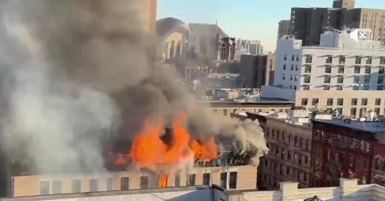 Μανχάταν: Πυρκαγιά σε εξαώροφο κτίριο – Ισχυρή δύναμη της πυροσβεστικής μάχεται με τις φλόγες