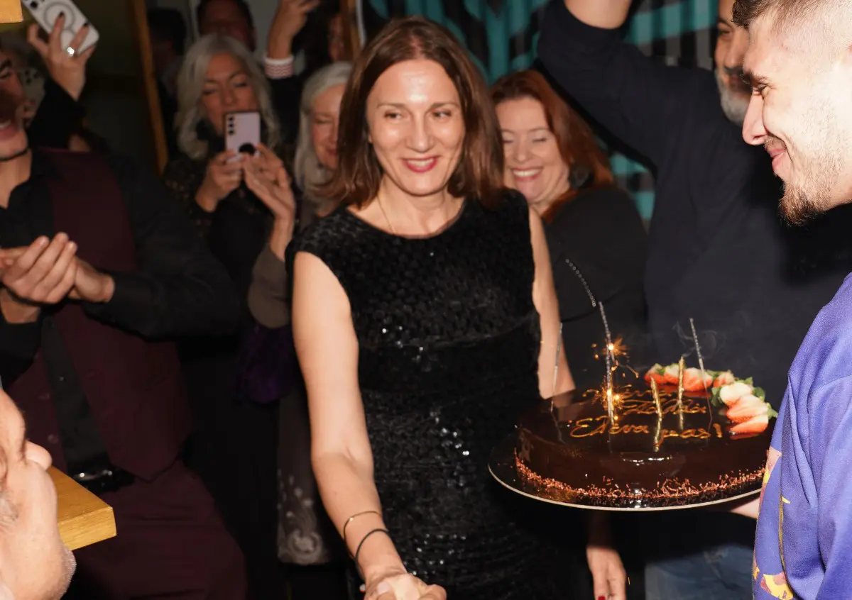 Νίκος Ψαρράς – Έλενα Καρακούλη: Μοιράστηκαν μια βραδιά πλημμυρισμένη αγάπη! 18 Έχοντας δίπλα της τους αγαπημένους της ανθρώπους η Έλενα Καρακούλη σβήνει τα κεριά της τούρτας της